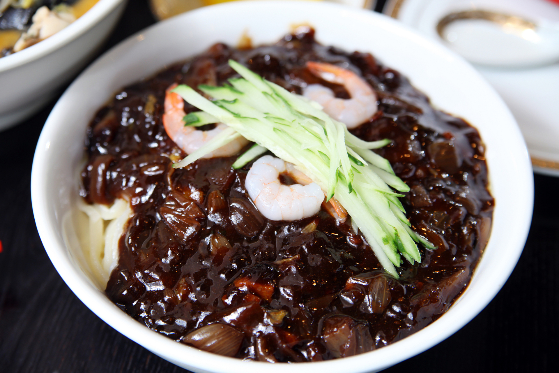 北京炸酱面,这一中国传统面食,不仅是北京市的特色小吃,更代表着源远