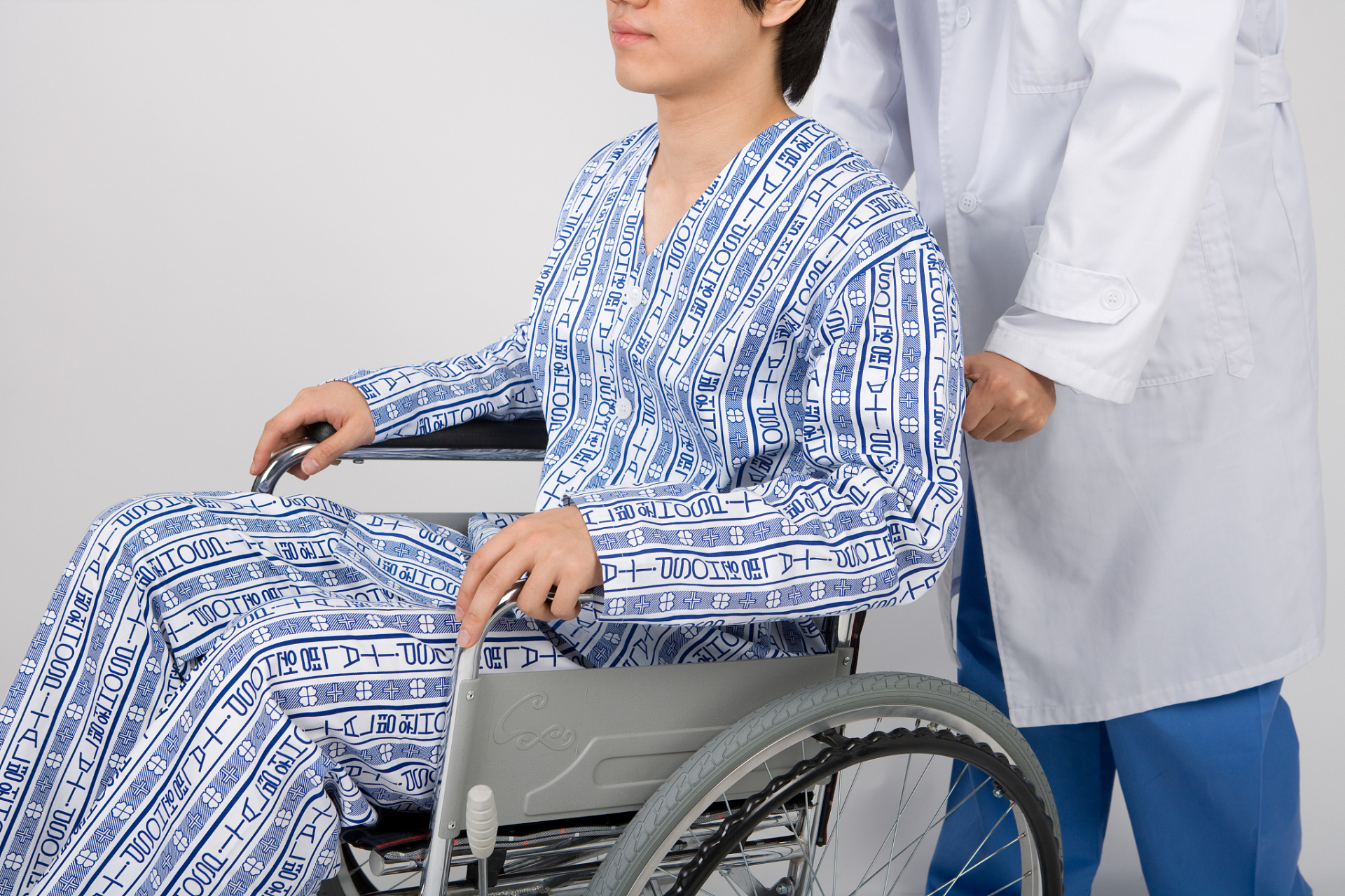 脑梗偏瘫后,患者应积极康复锻炼 #脑梗偏瘫正确康复训练#  由于脑梗塞