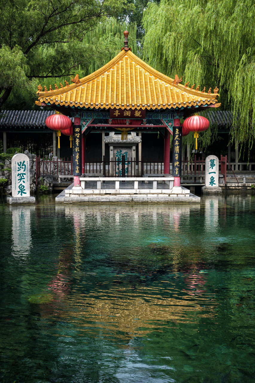 位于济南市中心的趵突泉公园,被誉为"天下第一泉",是济南七十二名泉之