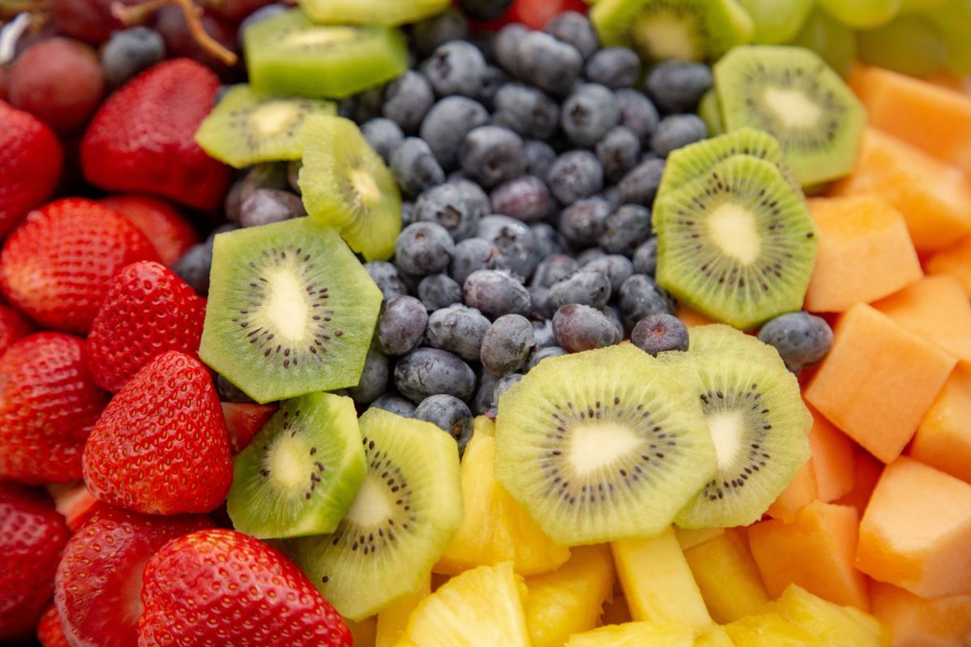 夏季是水果丰收的季节,以下是一些适合夏季食用的水果: 西瓜:西瓜是