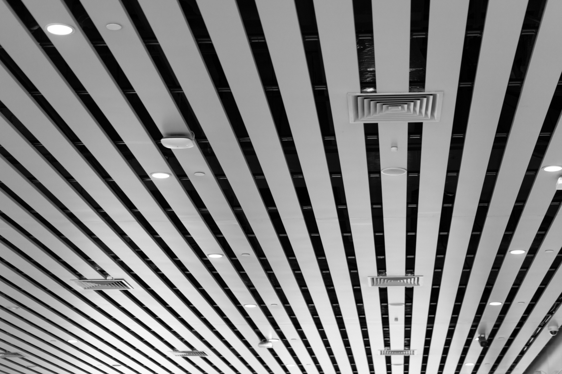 吊顶反支撑是吊顶系统中的重要部分,用于承受向上荷载,防止因吊杆过长