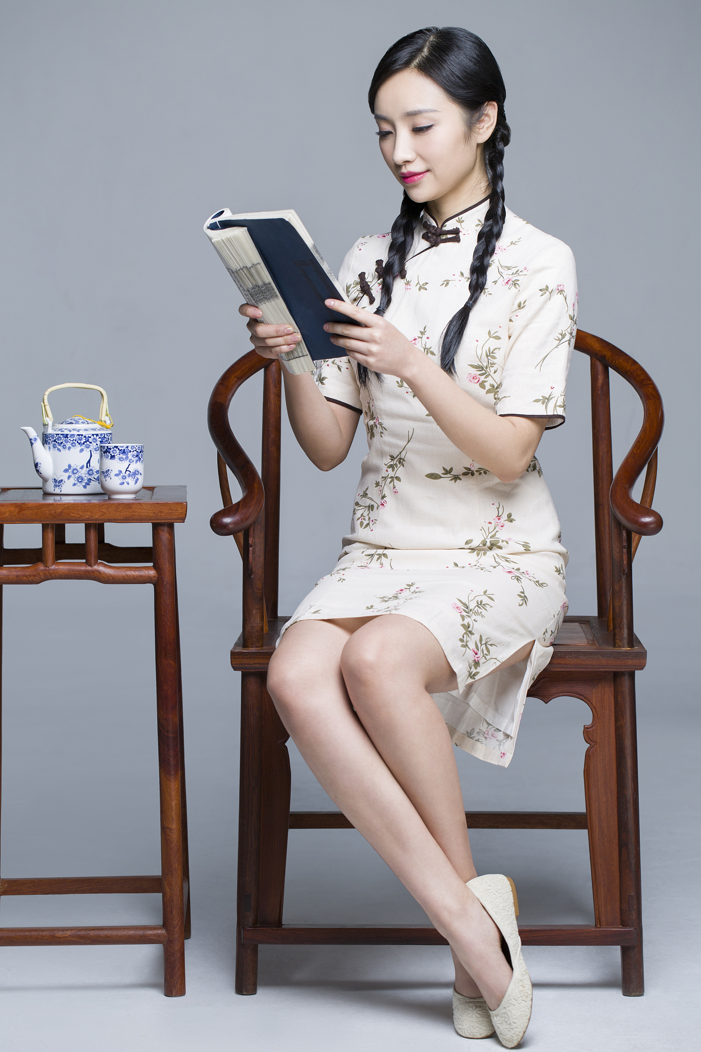 这位小姐姐发现姥姥的民国书籍竟然是英文版的,简直太牛了吧!