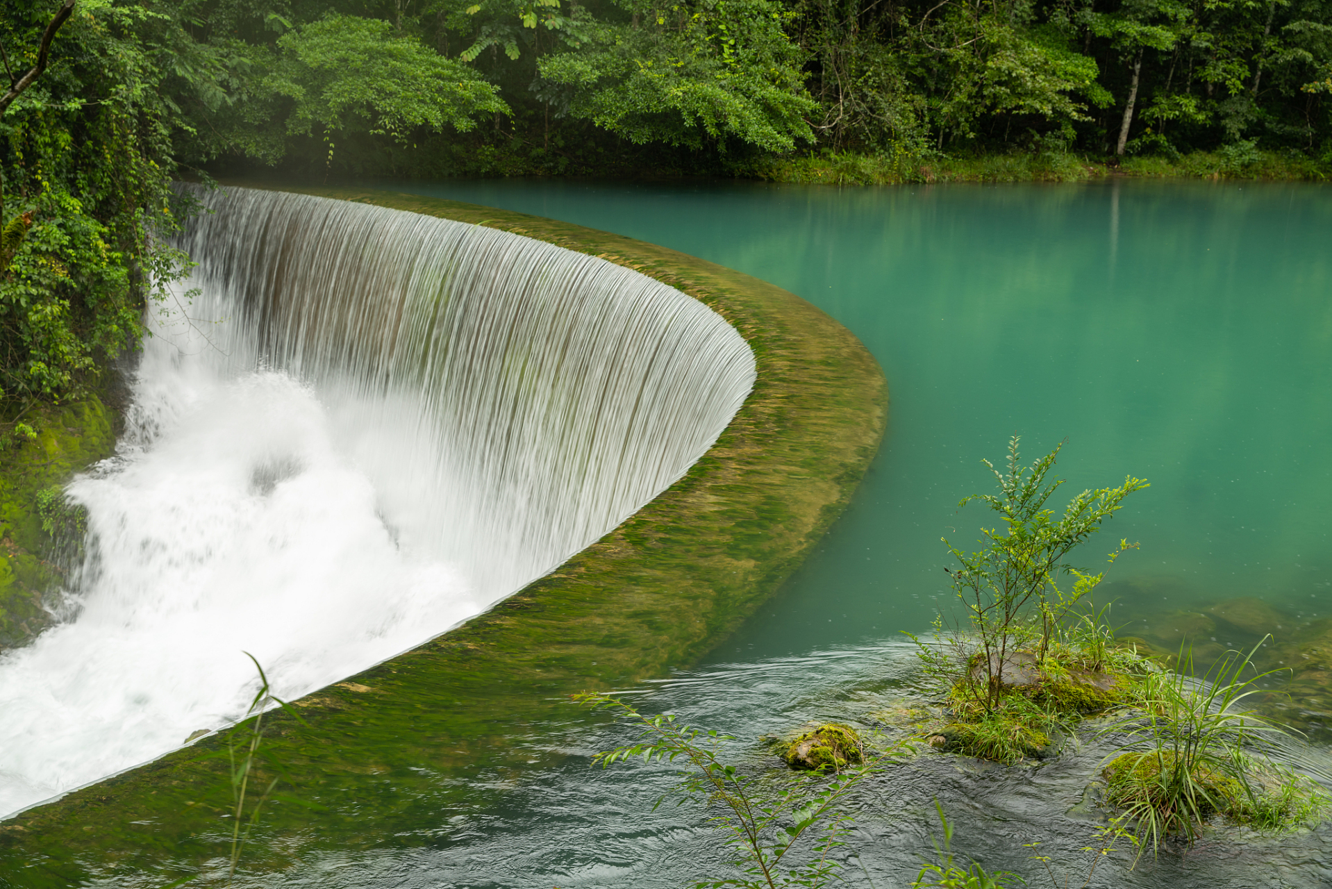 荔波小七孔风景区被评定为aaaa级旅游景区.