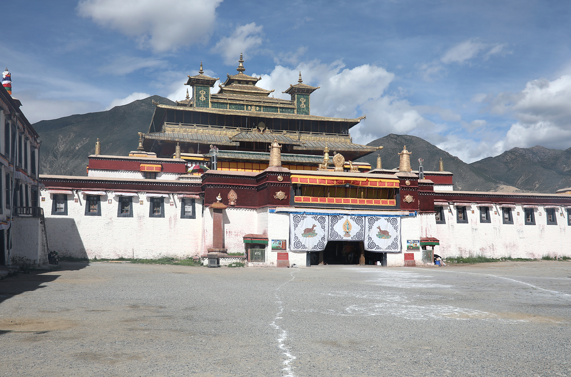 动态优创月#位于中国西藏山南地区扎囊县雅鲁藏布江北岸的扎玛山麓