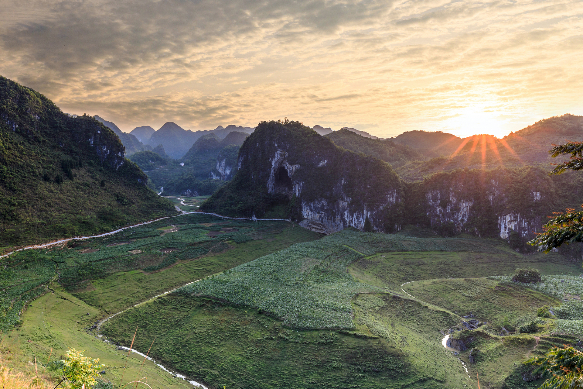 翠绿山脉,碧波湖泊,广袤森林,勾勒出自然宝库.
