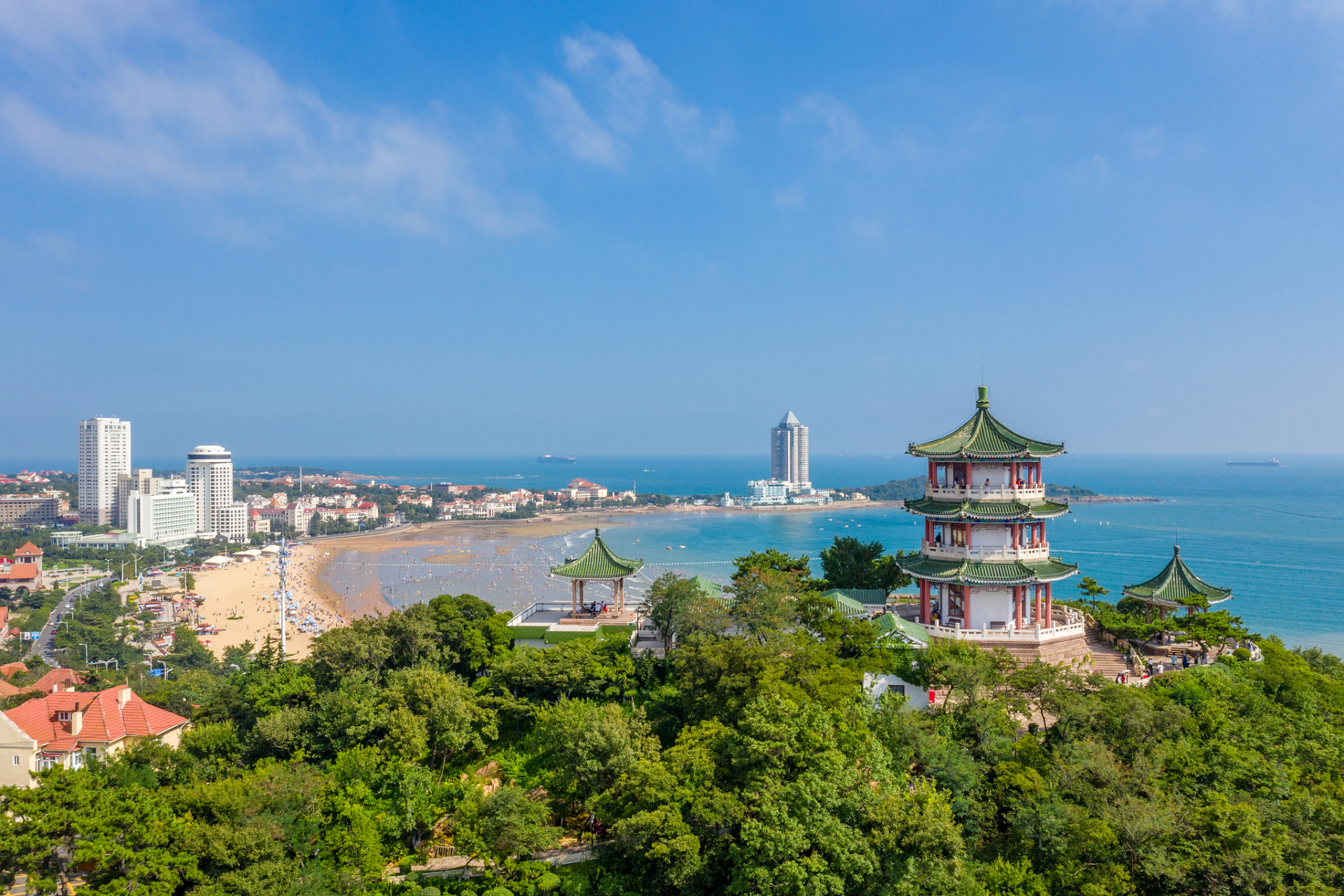 不妨去青岛小鱼山景区避暑,度过一个愉快的夏日吧  小鱼山位于青岛市