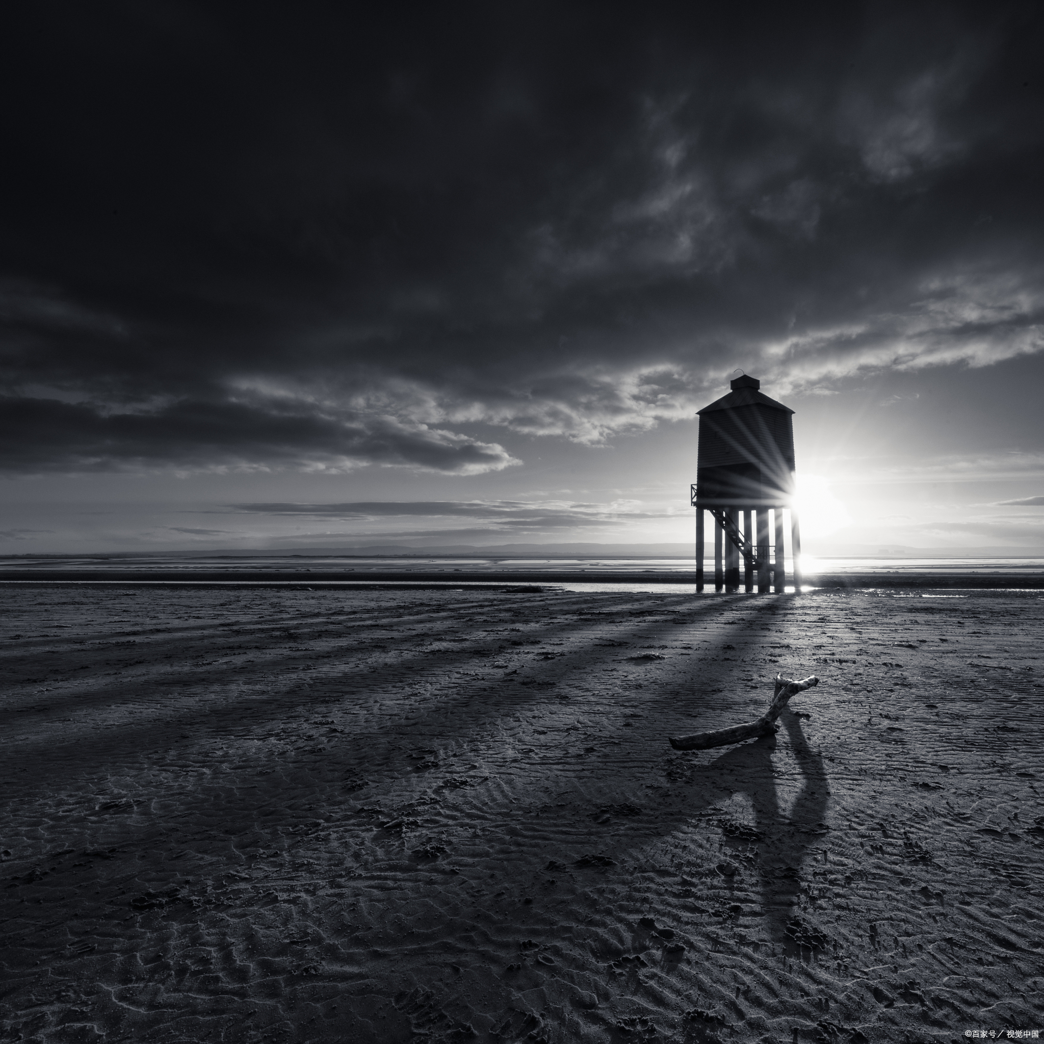 " 我们总以为只有自己活得艰难,憋屈,辛苦, 可仔细