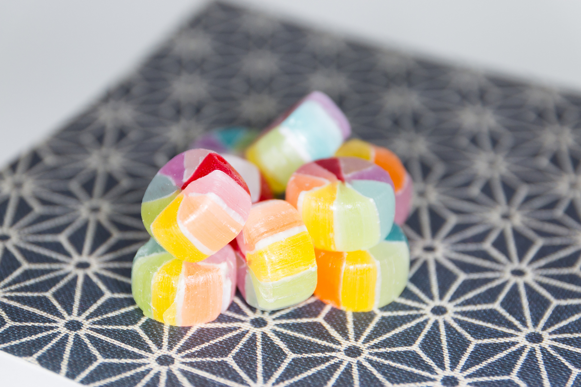 口香糖中的阿拉伯胶,胶基等属食品添加剂中的增稠剂.