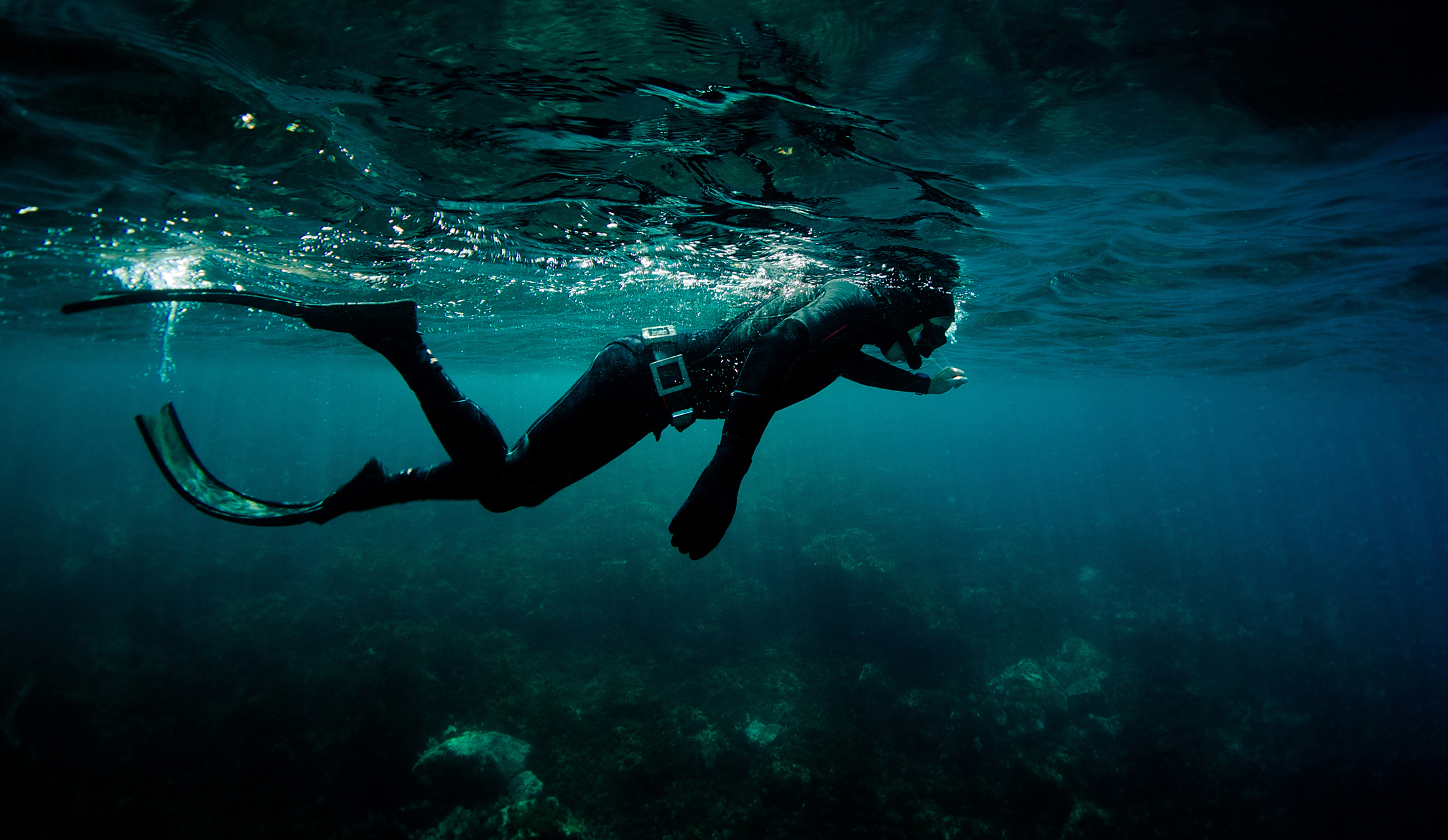 新婚夫妇潜水妻子溺亡,丈夫独自上浮  在电影《消失的她》中,妻子神秘