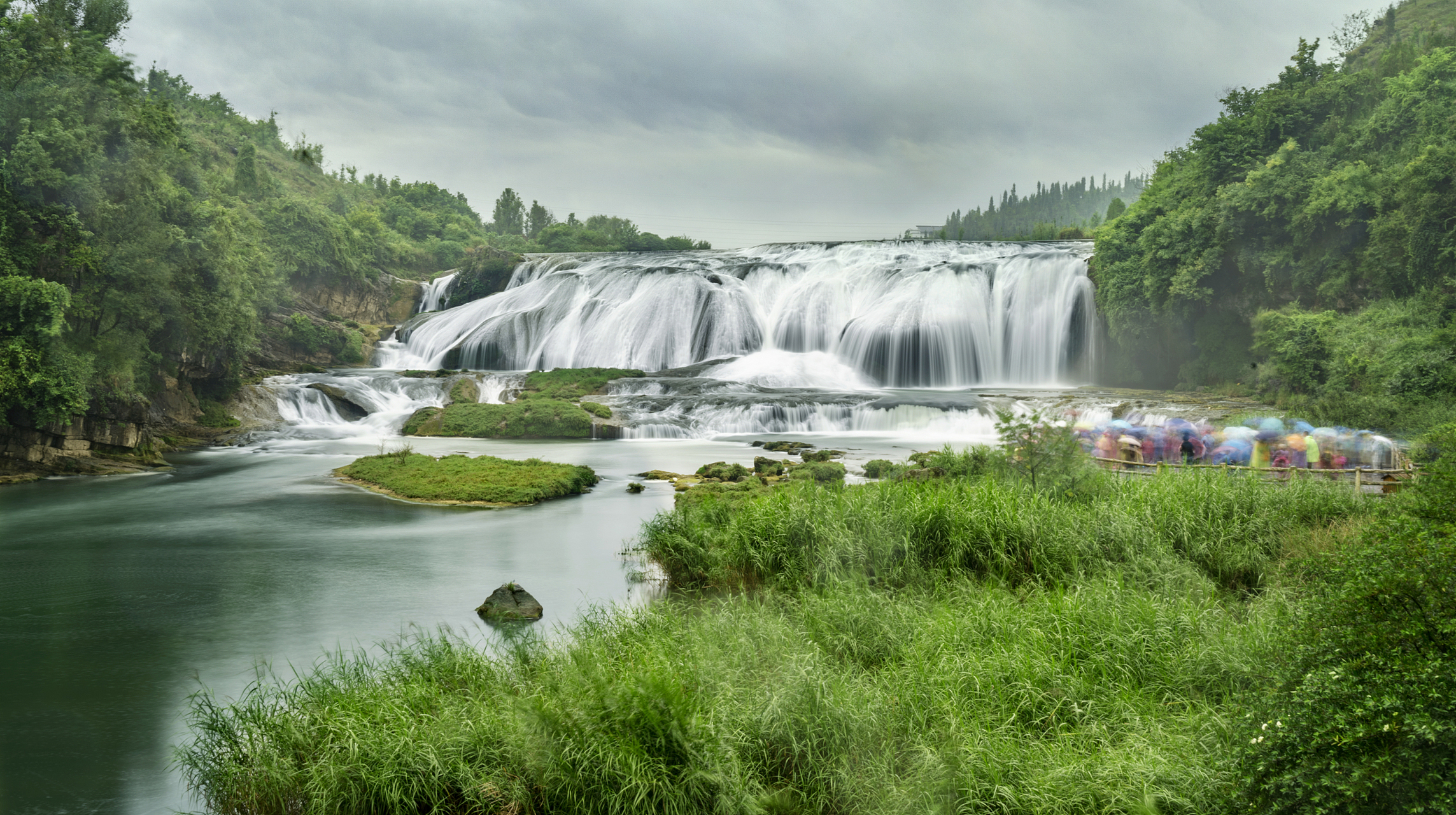 黄果树大瀑布,古称白水河瀑布,亦名"黄葛墅"瀑布或"黄葛树"瀑布,位于