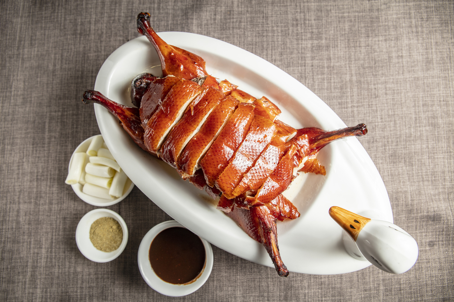 大家好,欢迎来到农村美食课堂,今天教你家庭版的脆皮鸭做法.