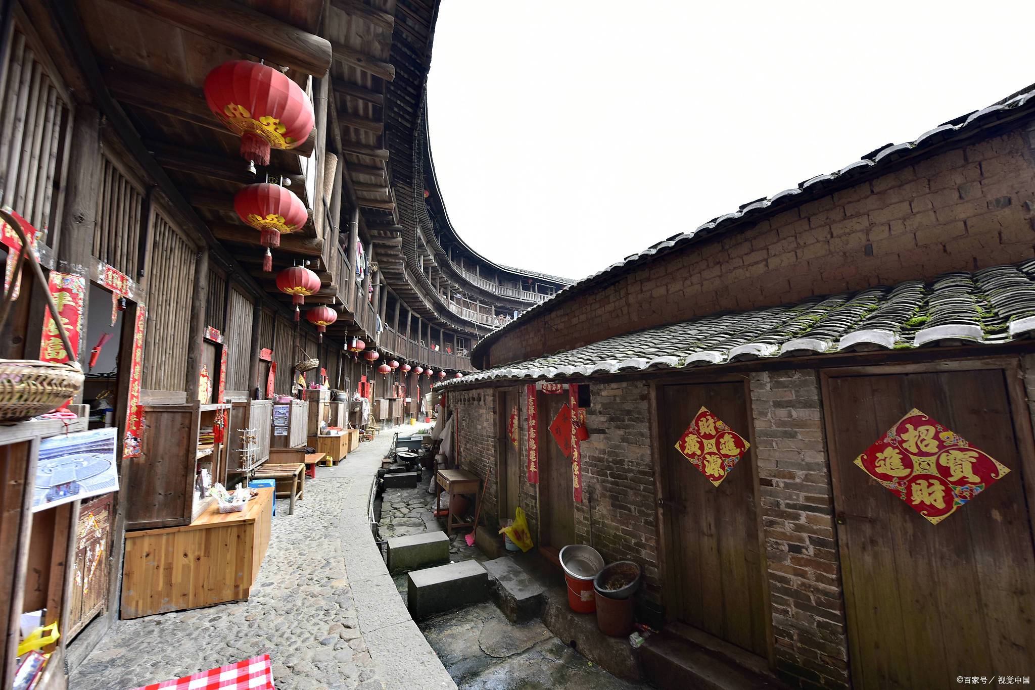 田螺坑土楼群:位于南靖县书洋镇,是福建土楼的标志性建筑,由方形和