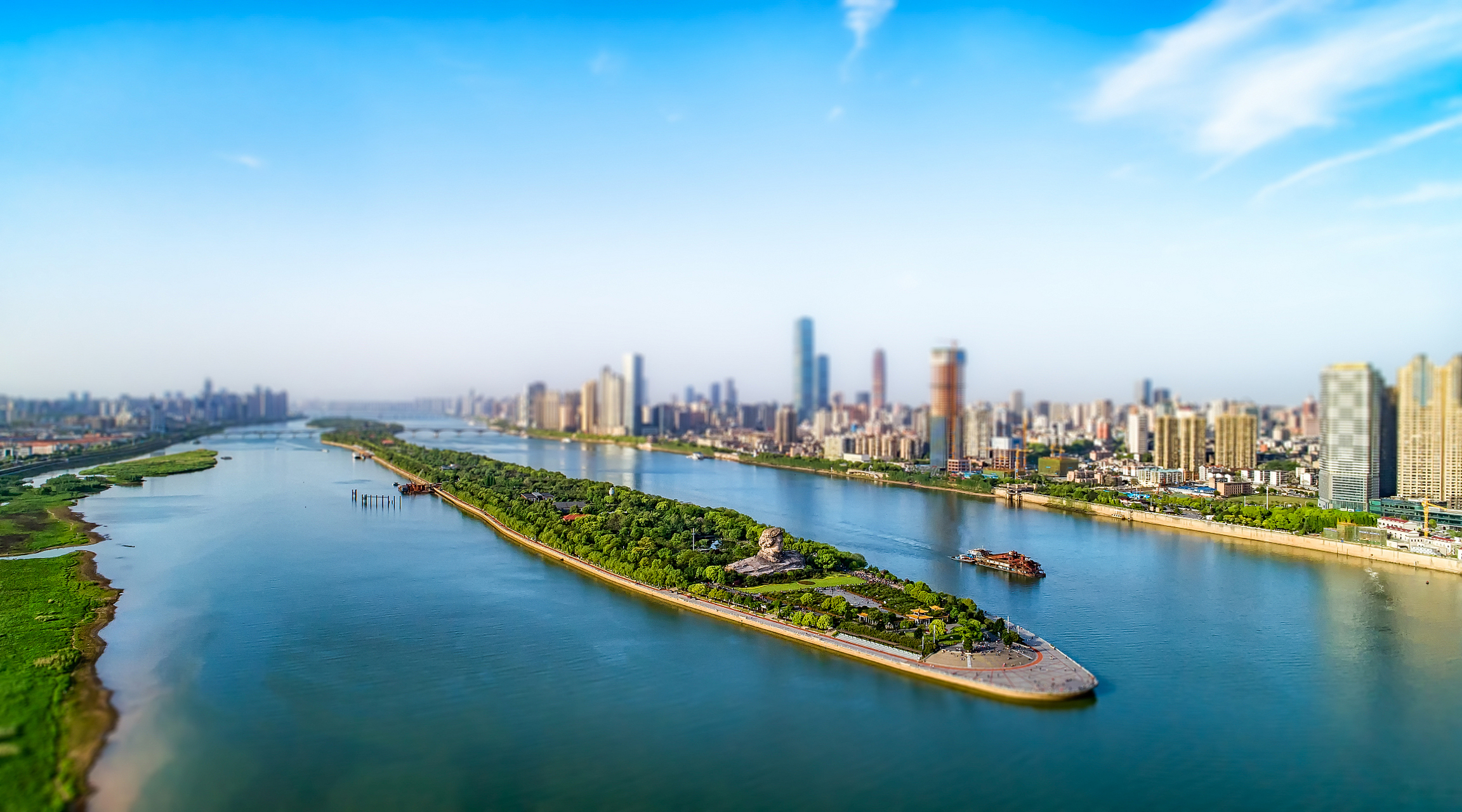 长沙橘子洲位于湘江畔,悠久的历史和美丽的自然景观吸引着无数游客的