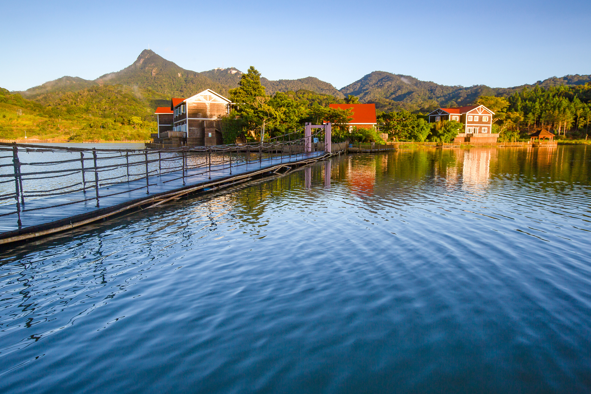 安吉天子湖位于浙江省安吉县西南部,是一个人工水库,因其形状似"天子"