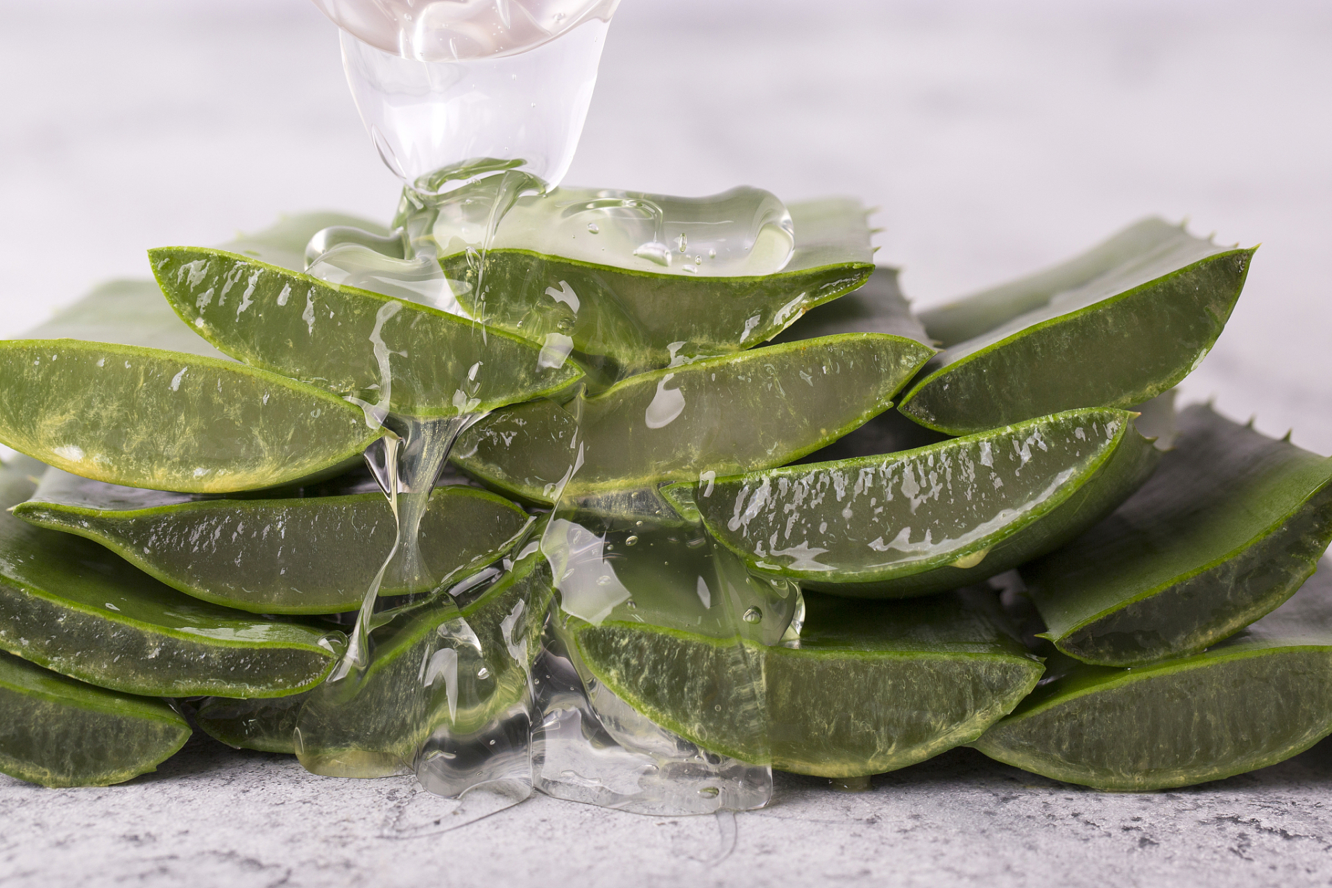 芦荟敷脸可以美白吗	 芦荟敷脸一般来说是可以起到美白效果的.