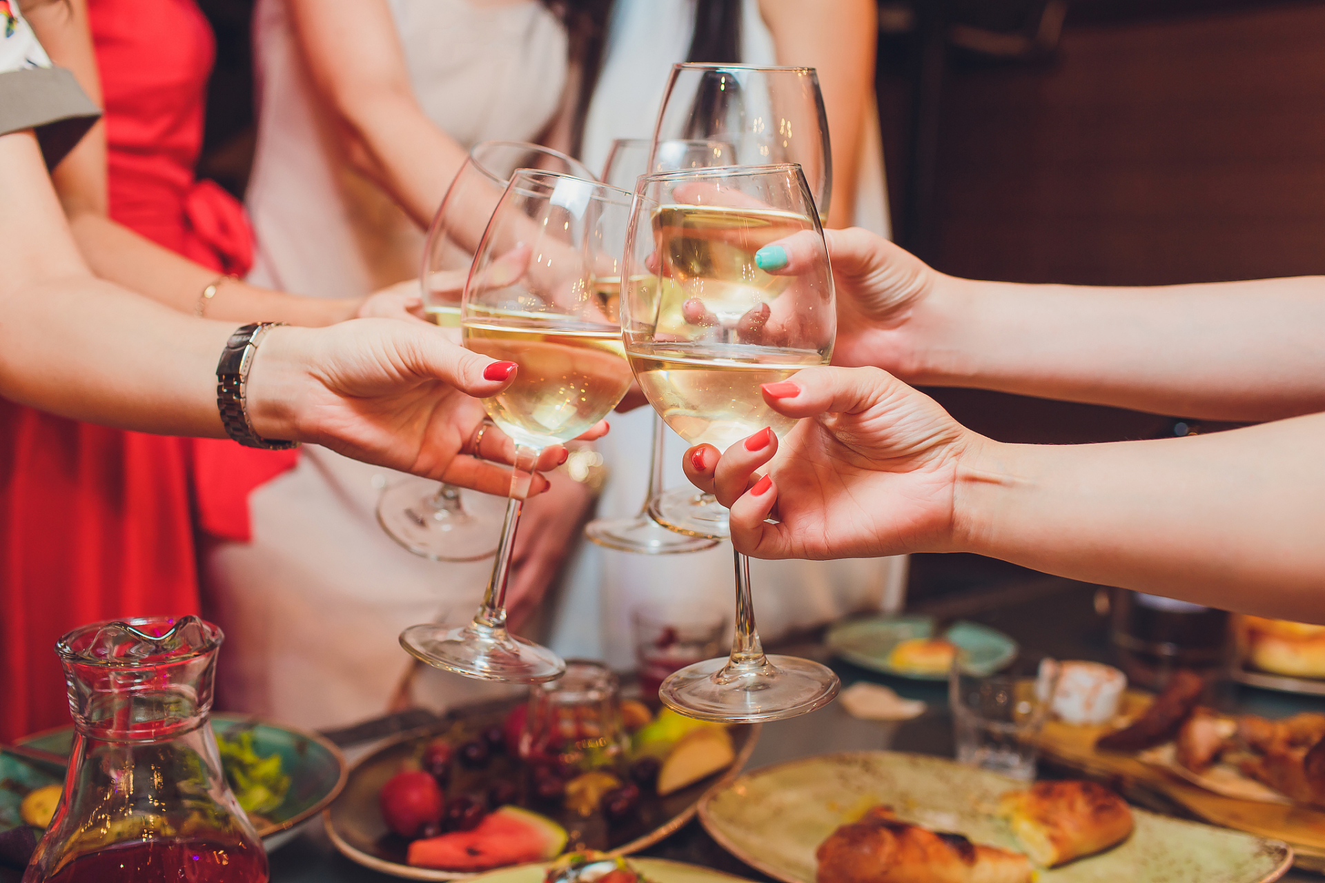 饭局上敬酒,牢记这7个话术,让你更受欢迎  1,酒局上,你要敬你的直属