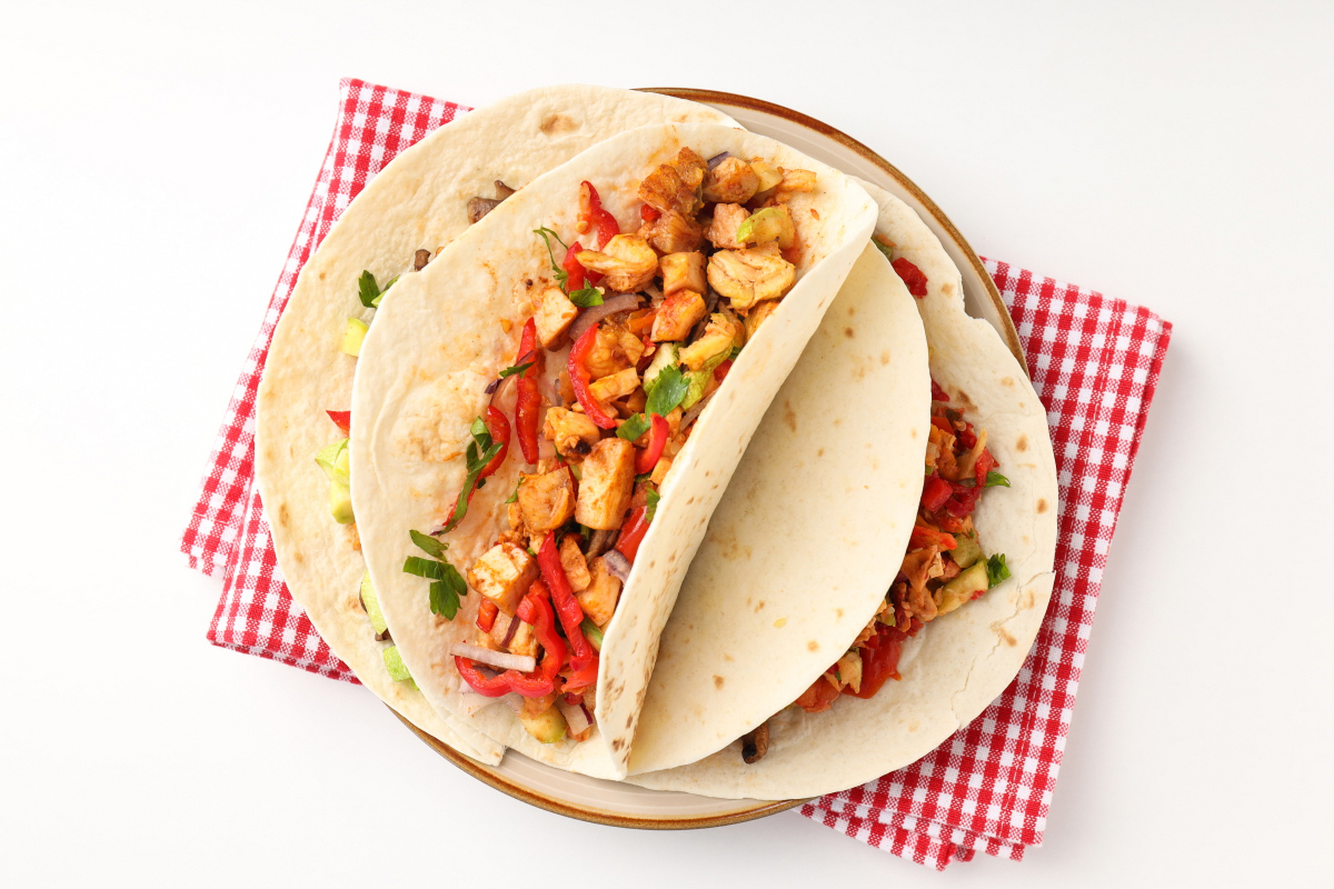 墨西哥饼做起来也不麻烦:把适量的水和面粉放入厨师料理机(或面包机)