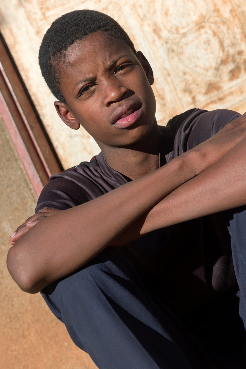 某些人抱着茶杯吹凉风,张嘴就是"黑人文明要完蛋""高智商不生娃人类要