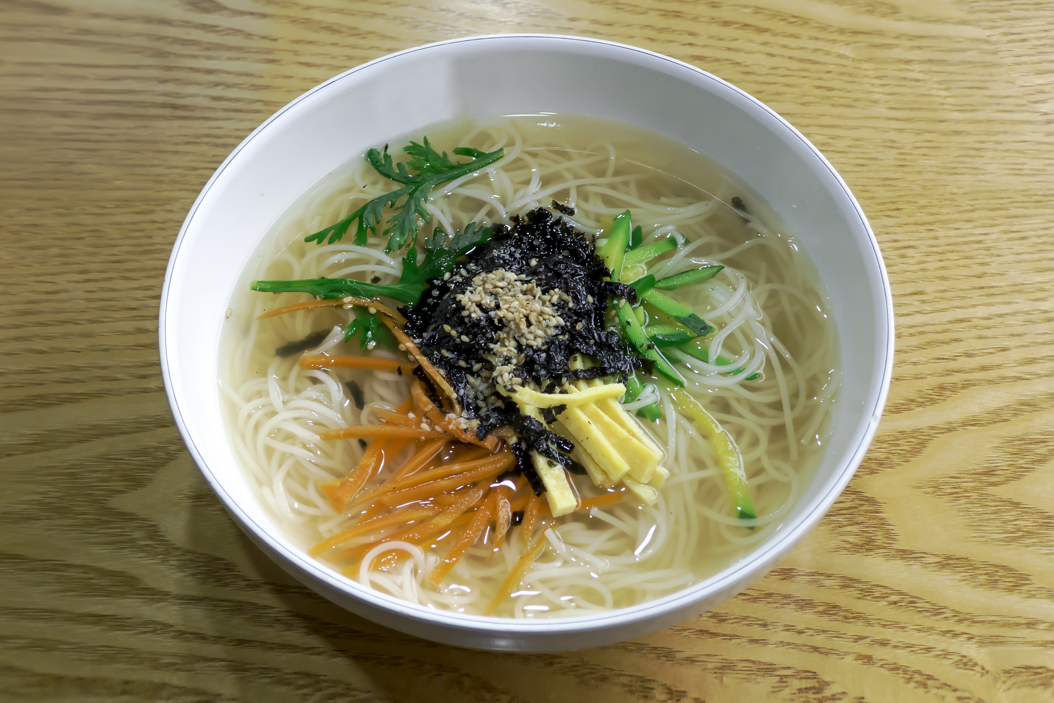 阳春面是一道经典面食,做法简单,口感清爽.