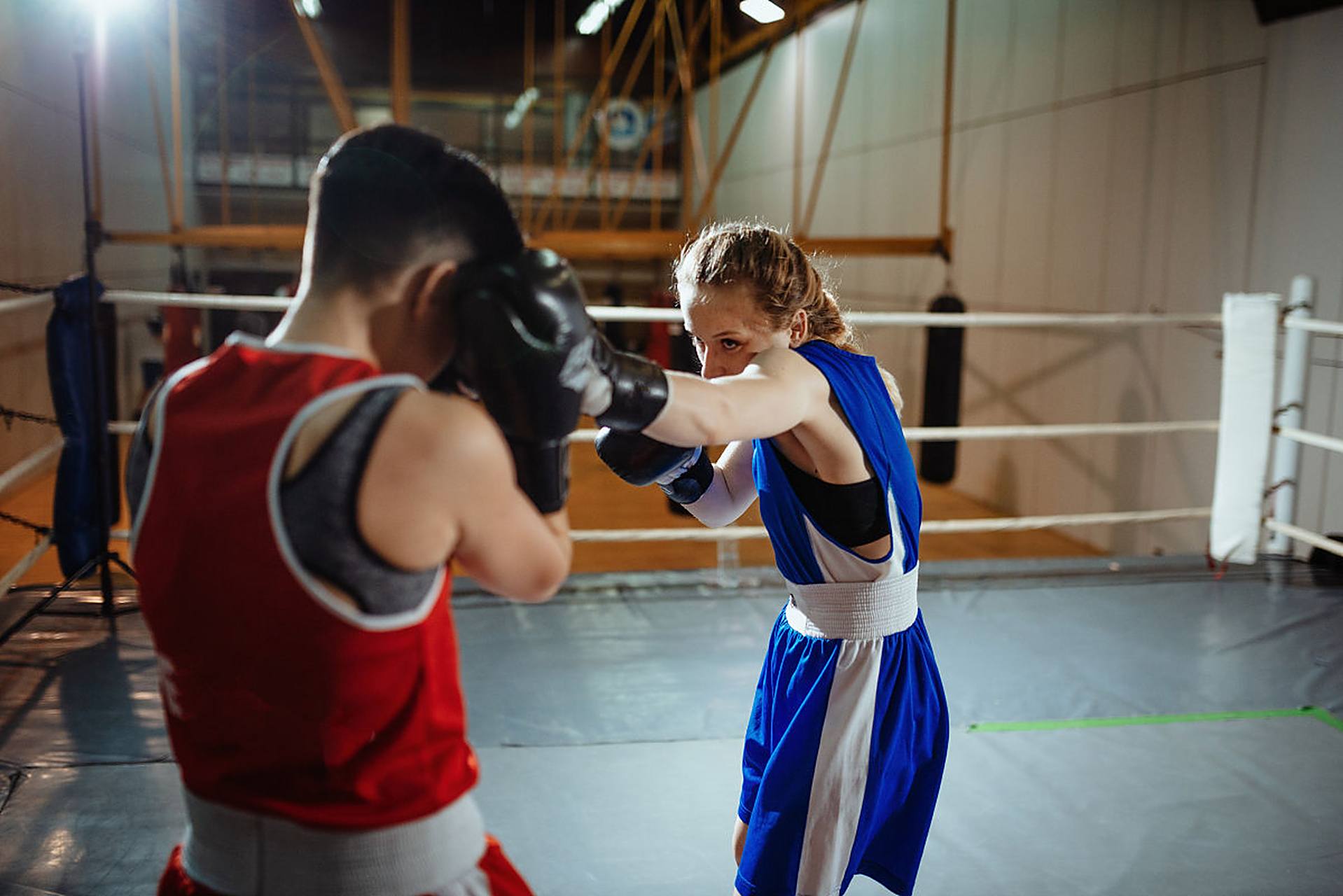 自由搏击是一种集合了多种不同格斗技巧和规则的竞技运动,起源20世纪