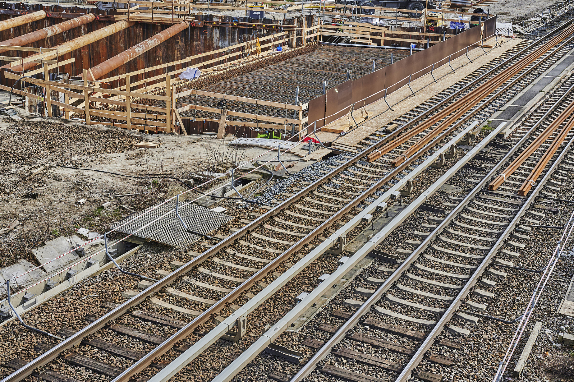 集(宁)大(同)原(平)高速铁路山西段冯村跨韩原铁路特大桥钢横梁吊装