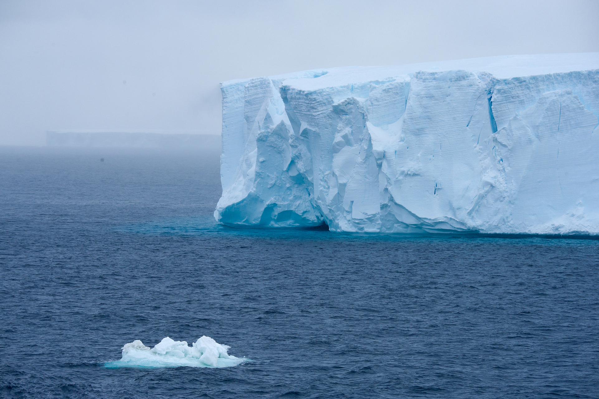 南极位于地球的最南端,是一个被冰雪覆盖的大陆,也被称为南极洲.