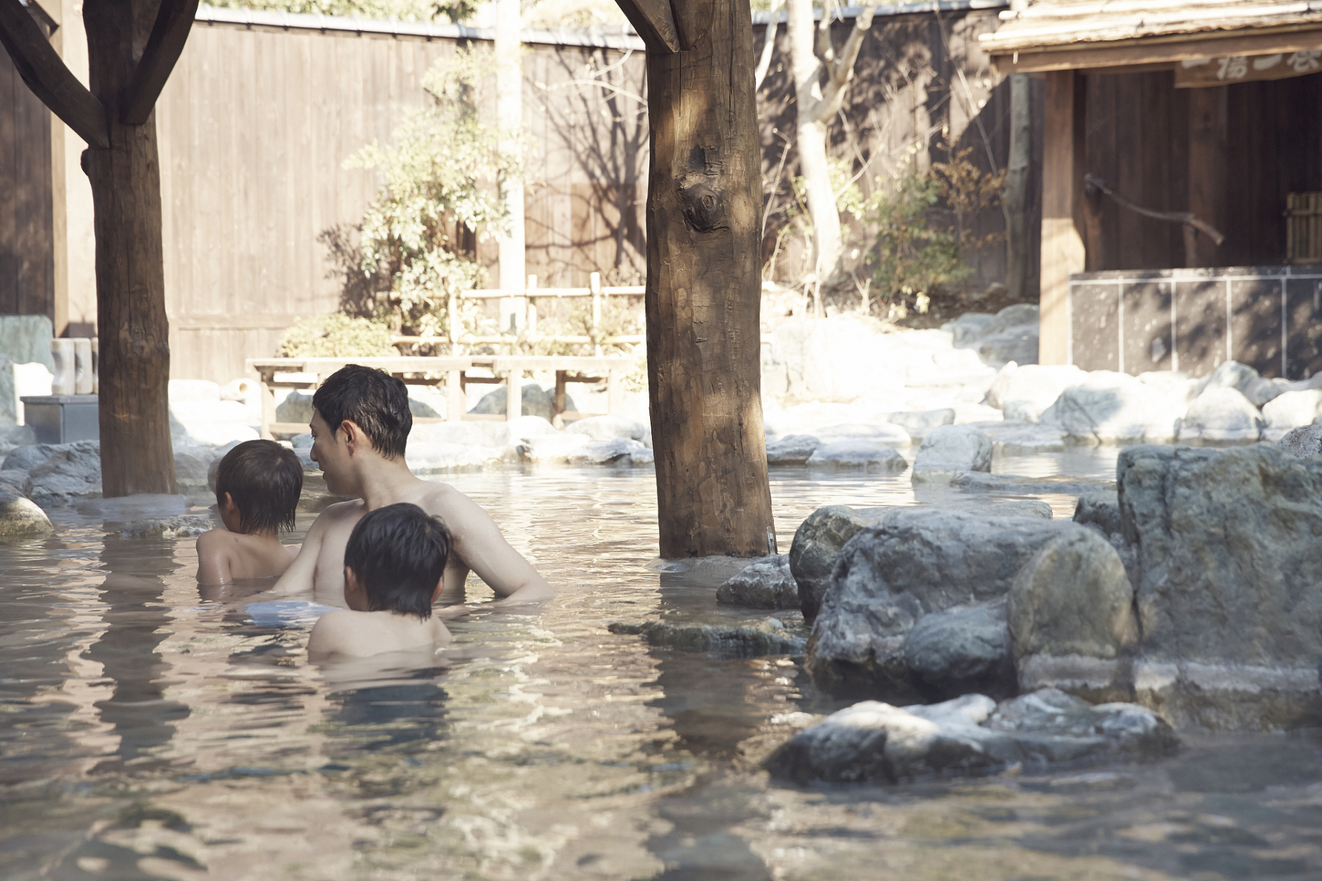 兴城温泉位于辽宁省葫芦岛市兴城市,是中国北方最大的温泉度假区之一.