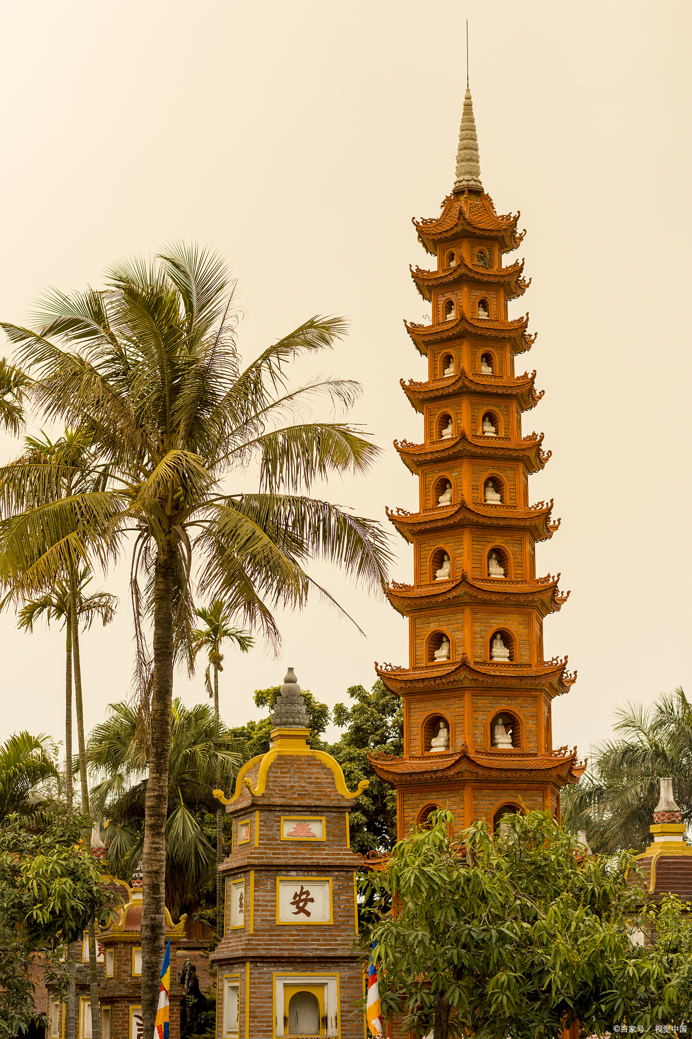 济公山:位于澄迈县南部的红岗农场境内,因一酷似活佛济公的巨石竟观