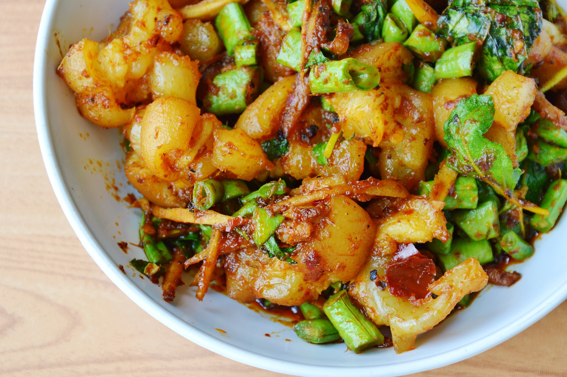 重庆的锅巴洋芋是一道来自山城的传统小吃,具有独特的风味和口感.