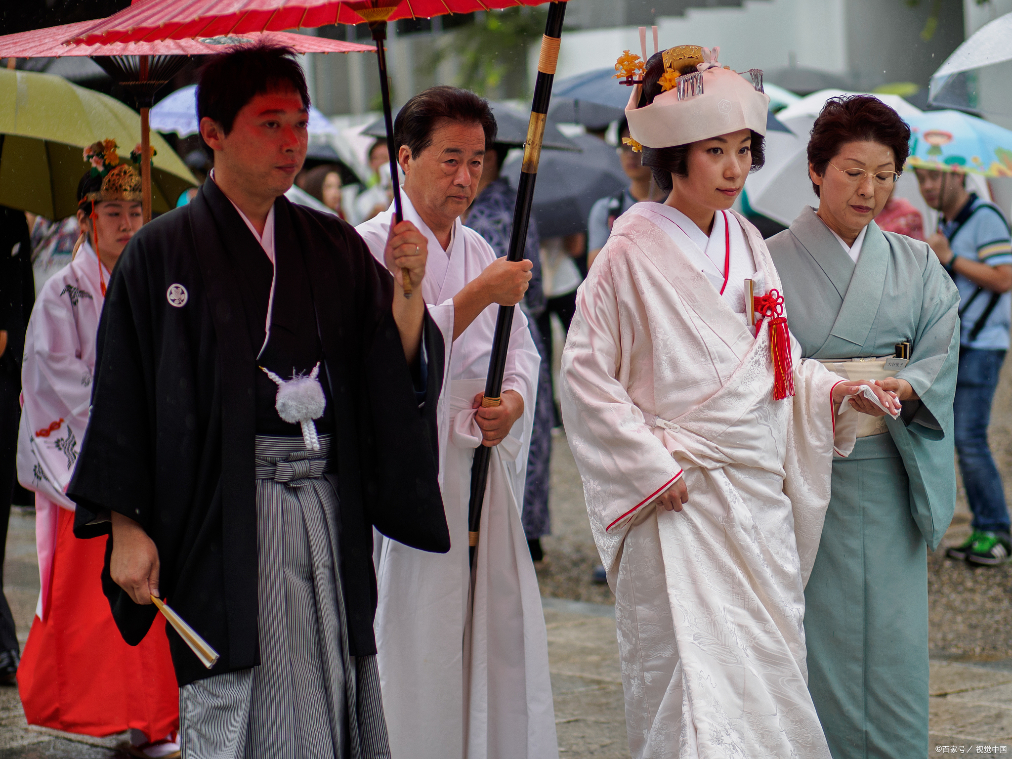 日本人从小就是被教育.不要给别人添麻烦