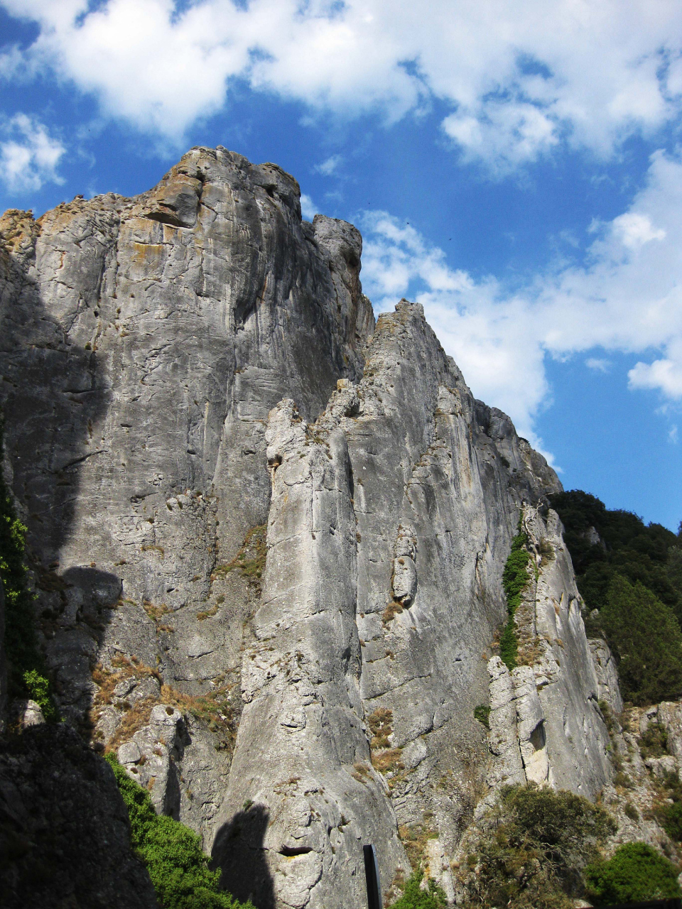 蓥华山位于四川省德阳什邡市城西北37公里处,距成都98公里,古称章山.