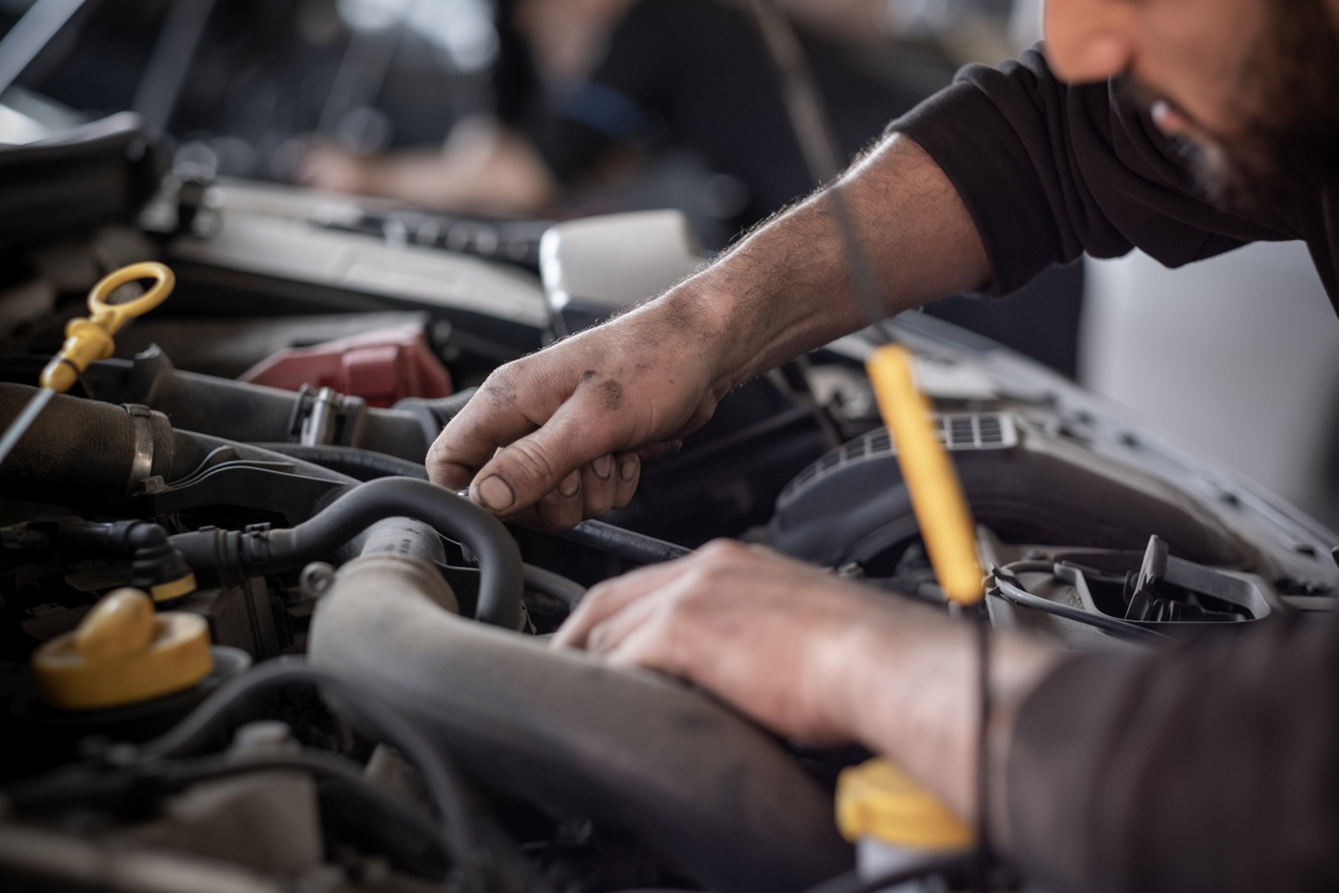 汽车机械维修工是从事汽车维护,修理和调试的专业人员,需熟悉车辆构造