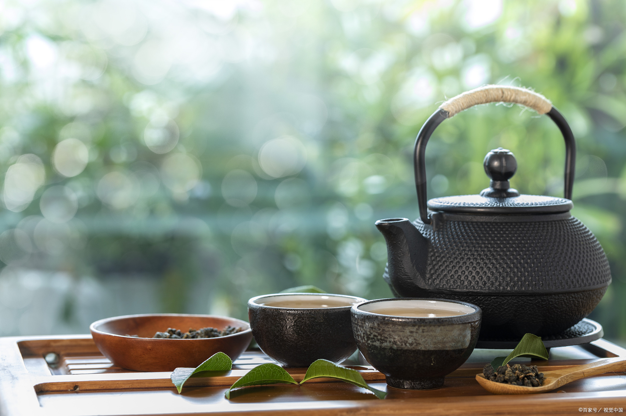 泡上一杯好茶,看着茶叶在热水中慢慢舒展,香气也随之四溢开来,使人