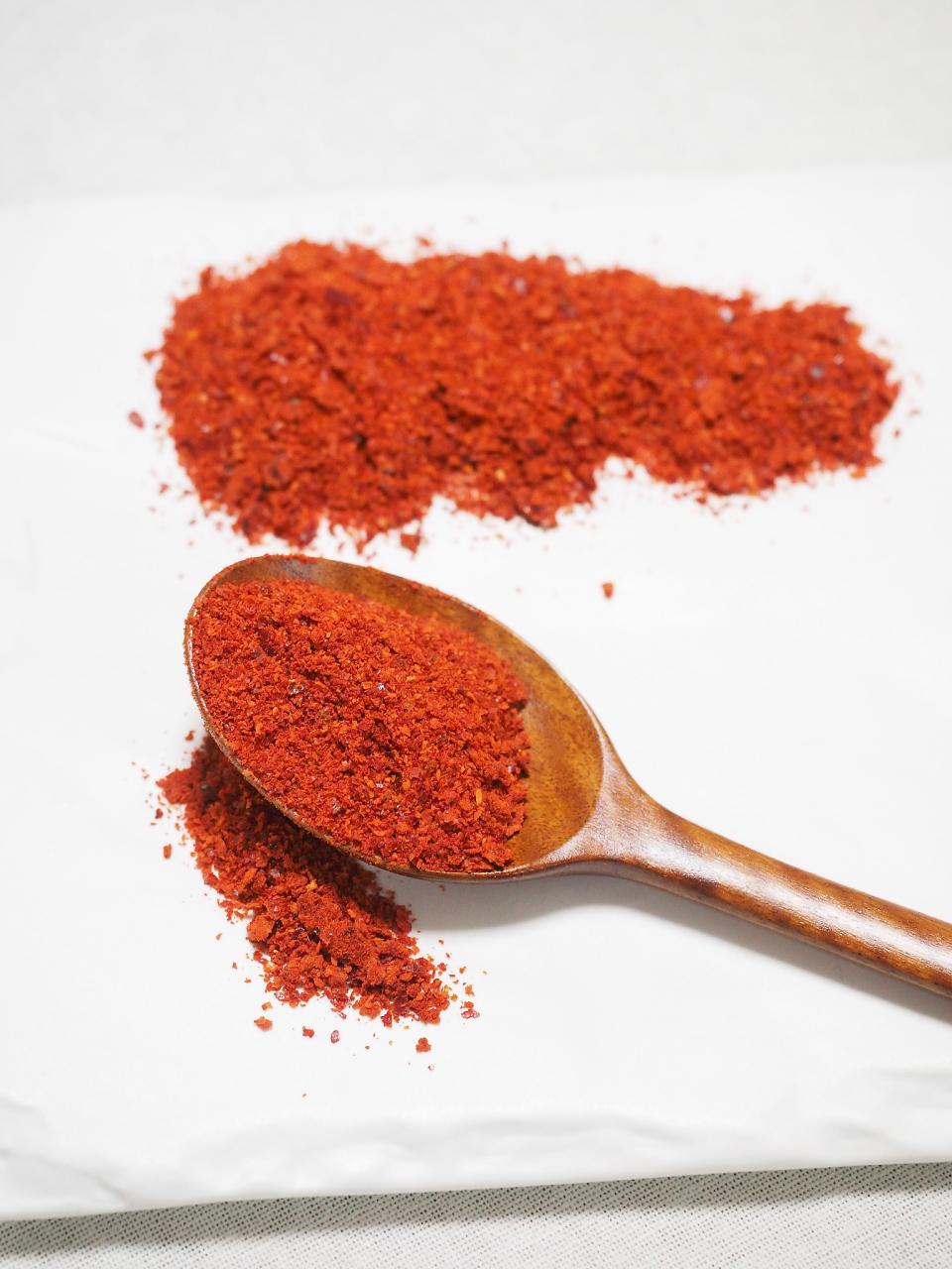 红曲粉是一种由红曲米经过研磨而成的粉末,其成分主要包括红曲色素