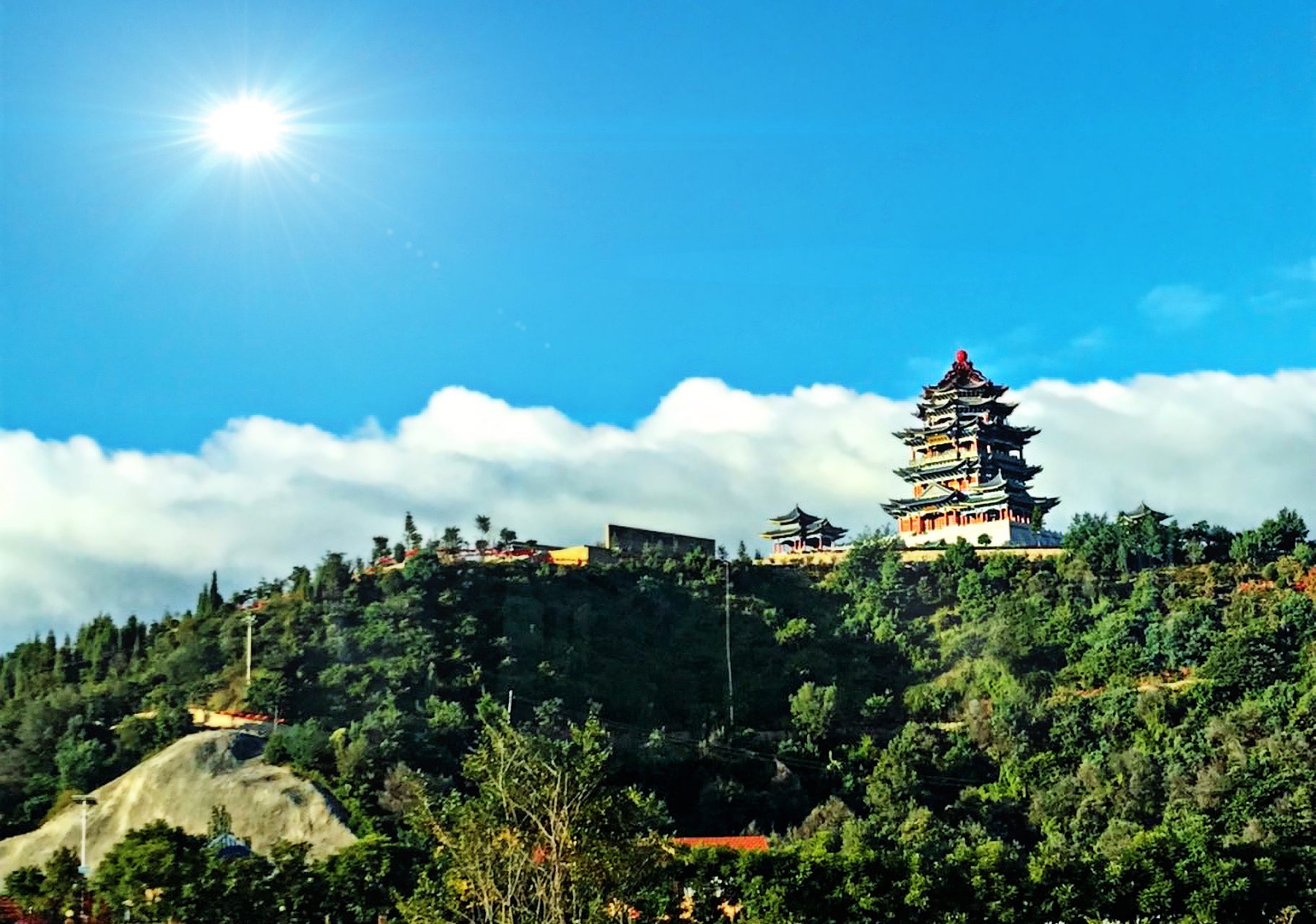 心定西再出发#临洮岳麓山位于甘肃省定西市临洮县境内,是一座独特的