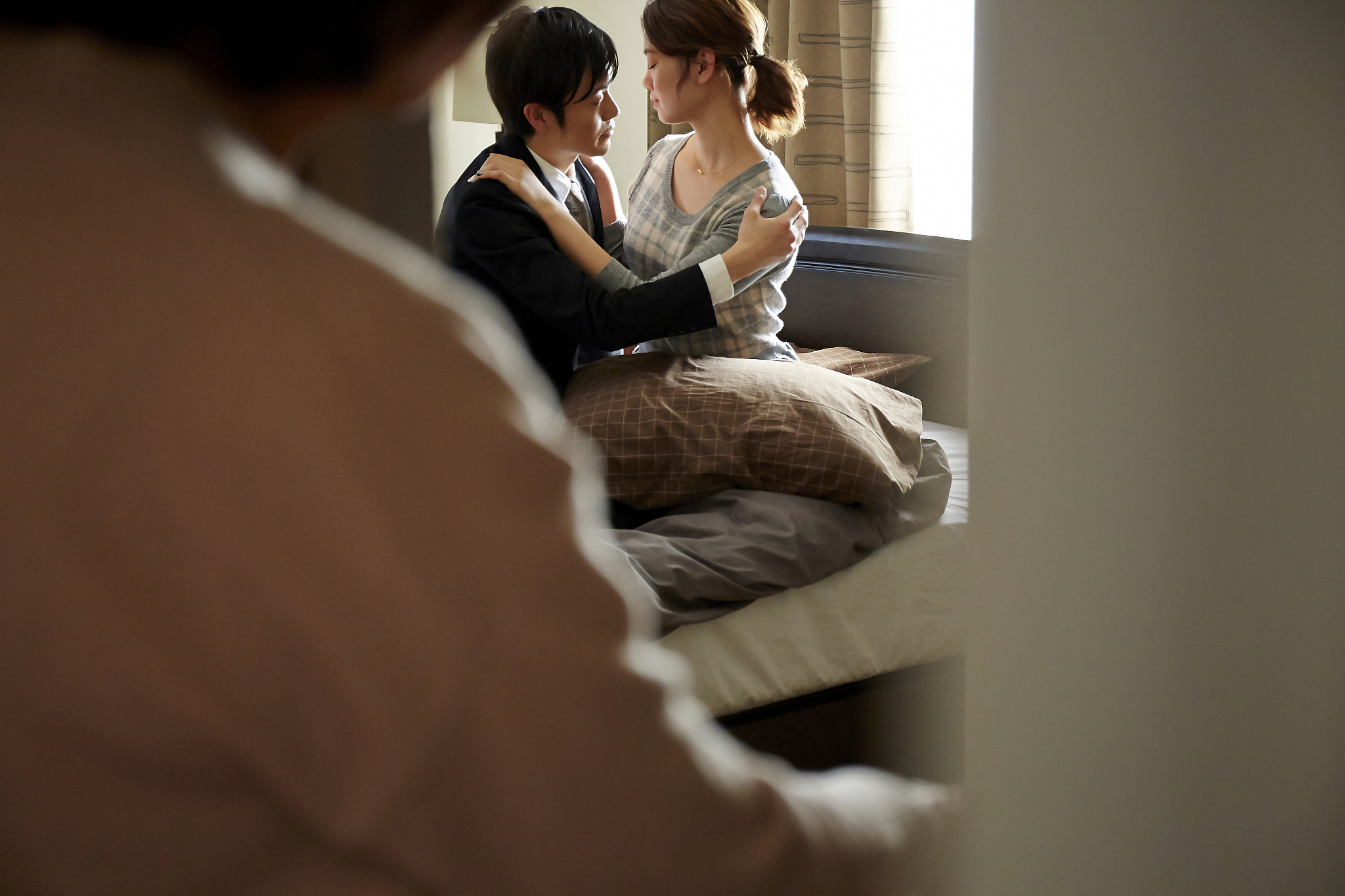 女生跟男生纠缠在一起