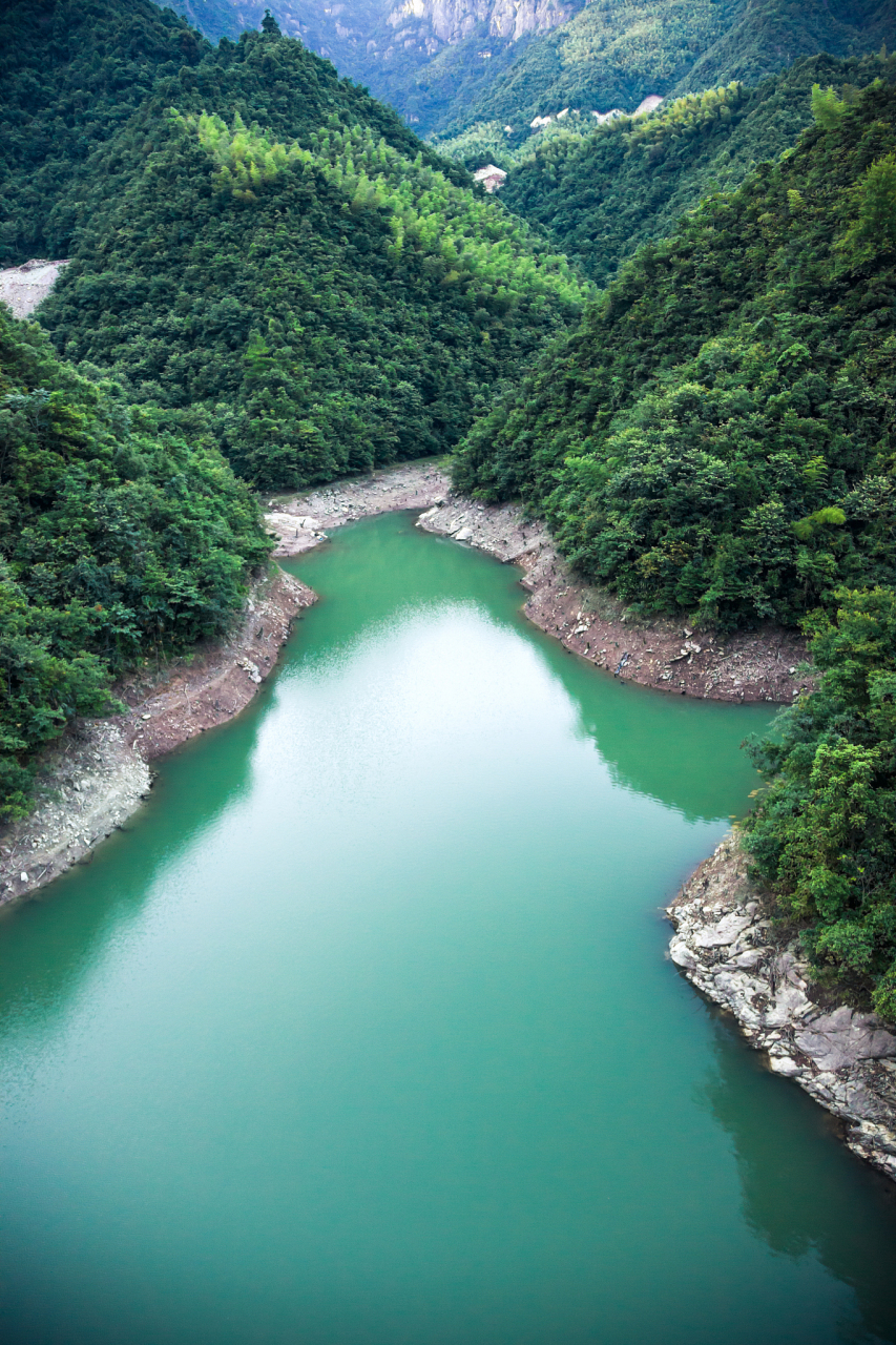 连珠潭风景区是一个位于长安区的自然风景区,距离西安市约1小时车程.