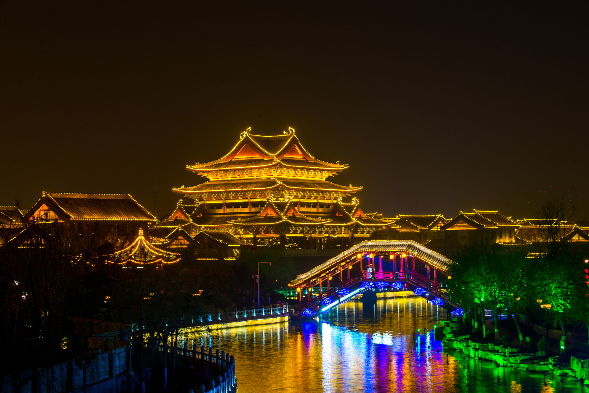 开封清明上河园夜景#  推荐旅行天数:2-3天  预算:300-500元  打康刎