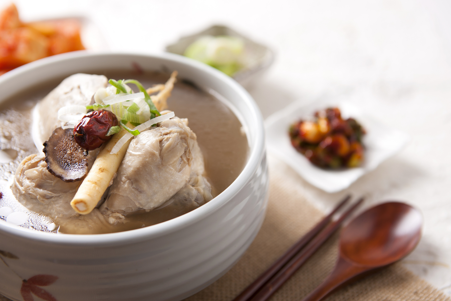 粉葛薏米猪骨汤是一道美味佳肴,更是一杯养生的良方