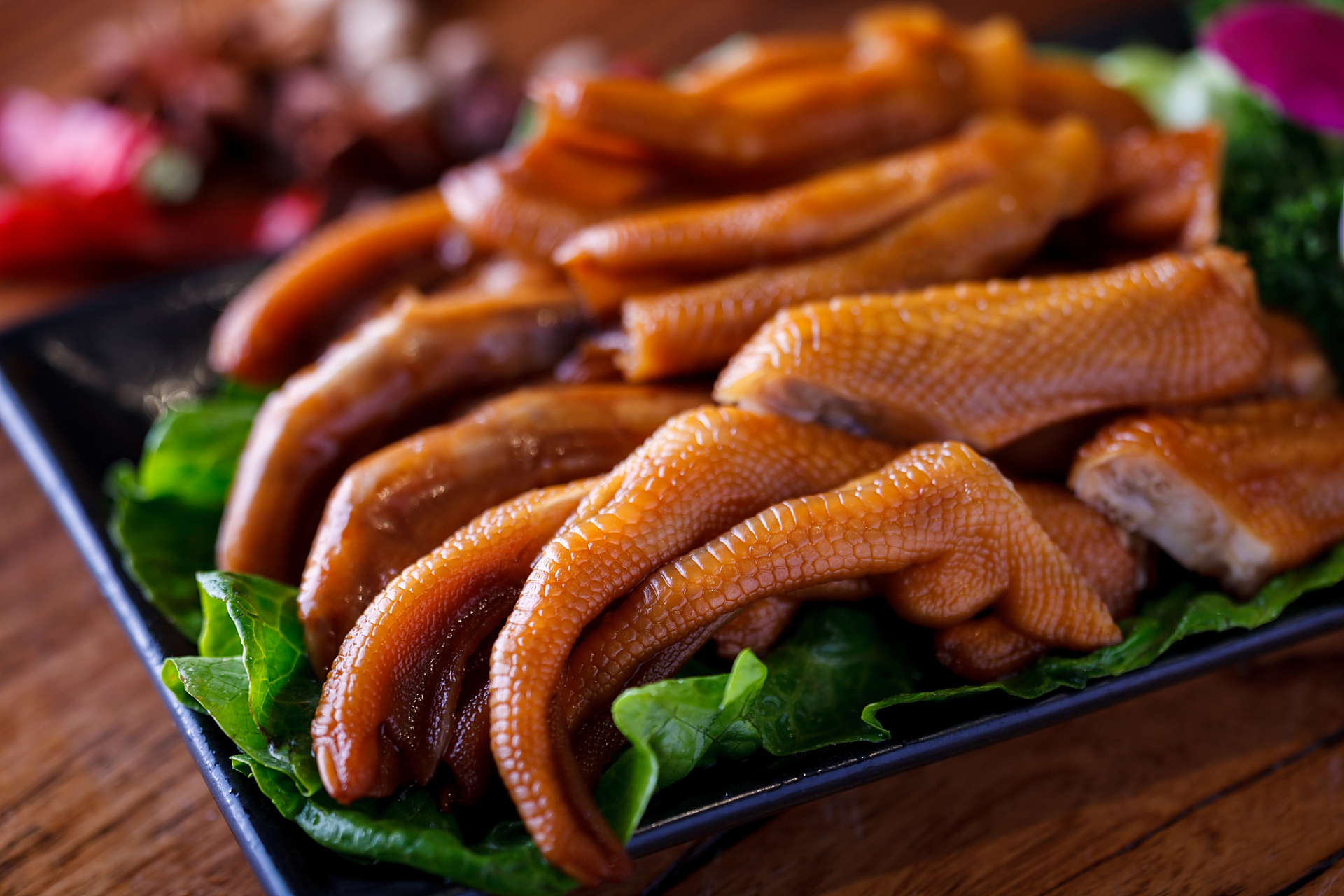 虎皮鸭掌制作需掌握关键技巧,包括食材处理,炸制和调味.