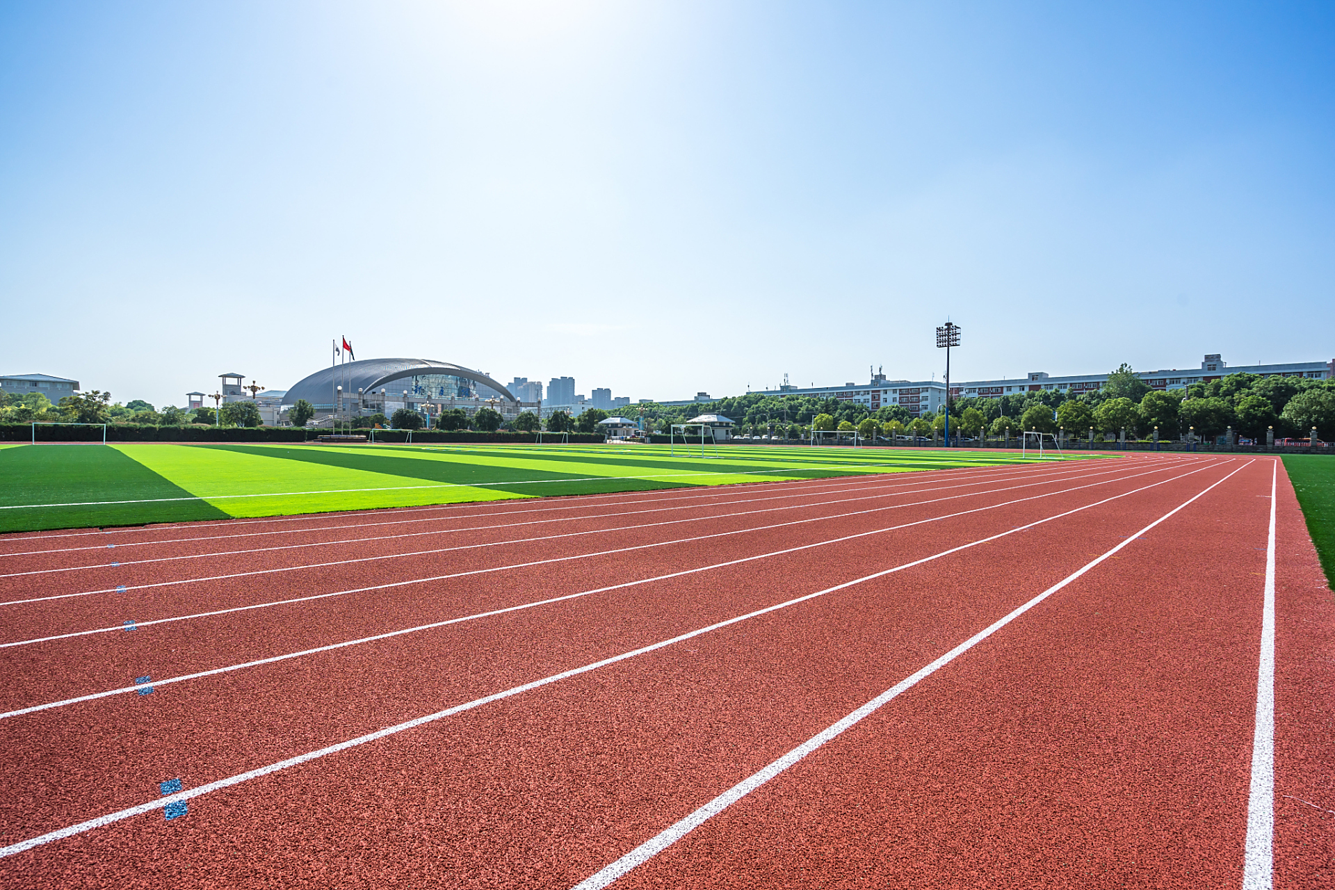 尽管塑胶跑道在提供优质跑步体验方面功不可没,但它并不适合用于车辆