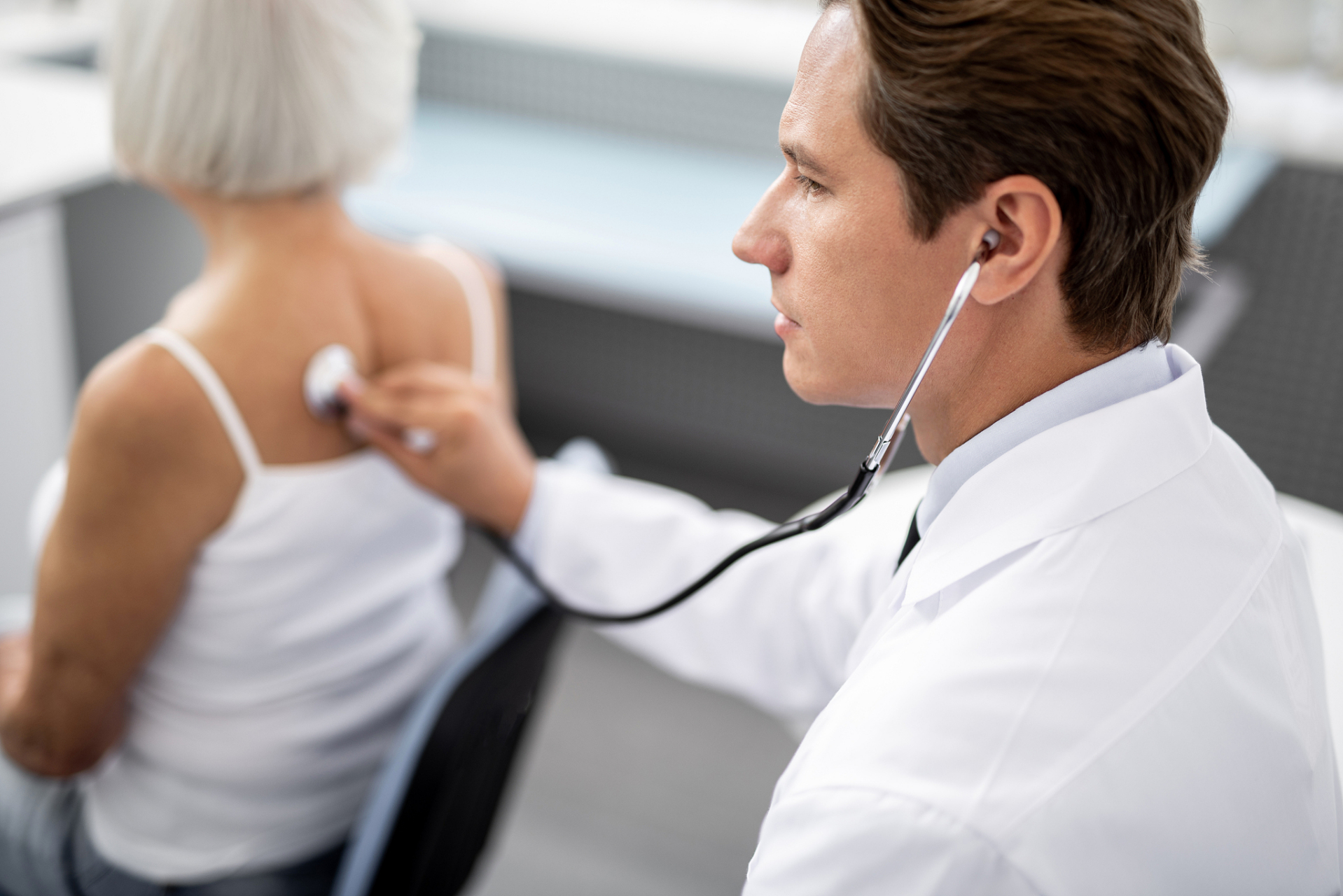 20多岁的花季少女的我,去做心电图的时候男医生竟然让我脱得连内衣都