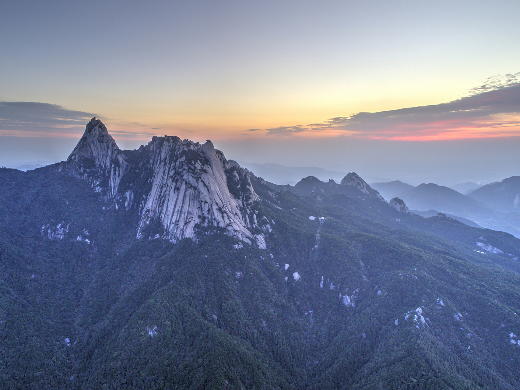 天柱山,位于安徽省潜山县,因主峰"一柱擎天"得名.