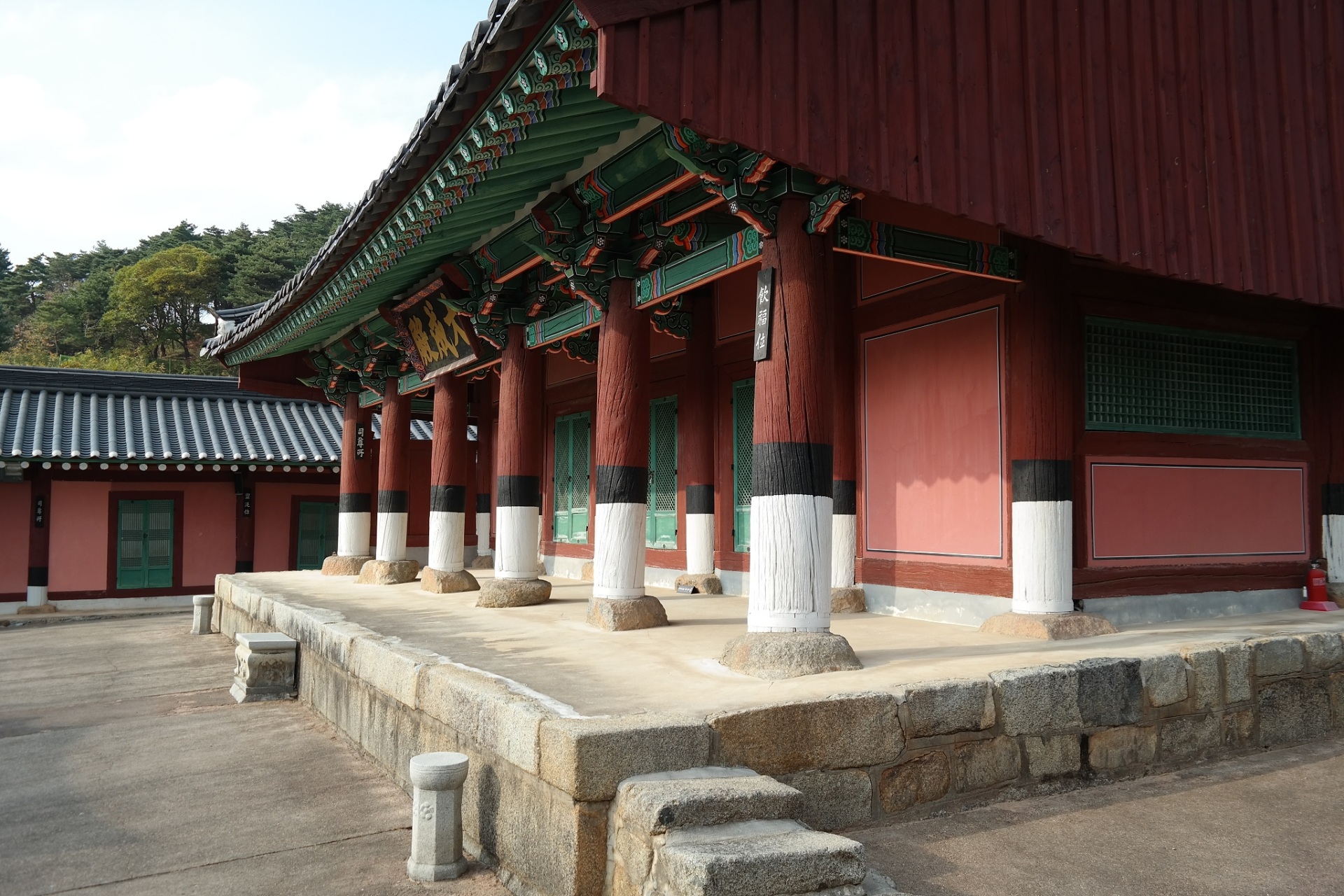 知恩院是位于日本京都的一座历史悠久的寺庙,是净土宗的总本山.