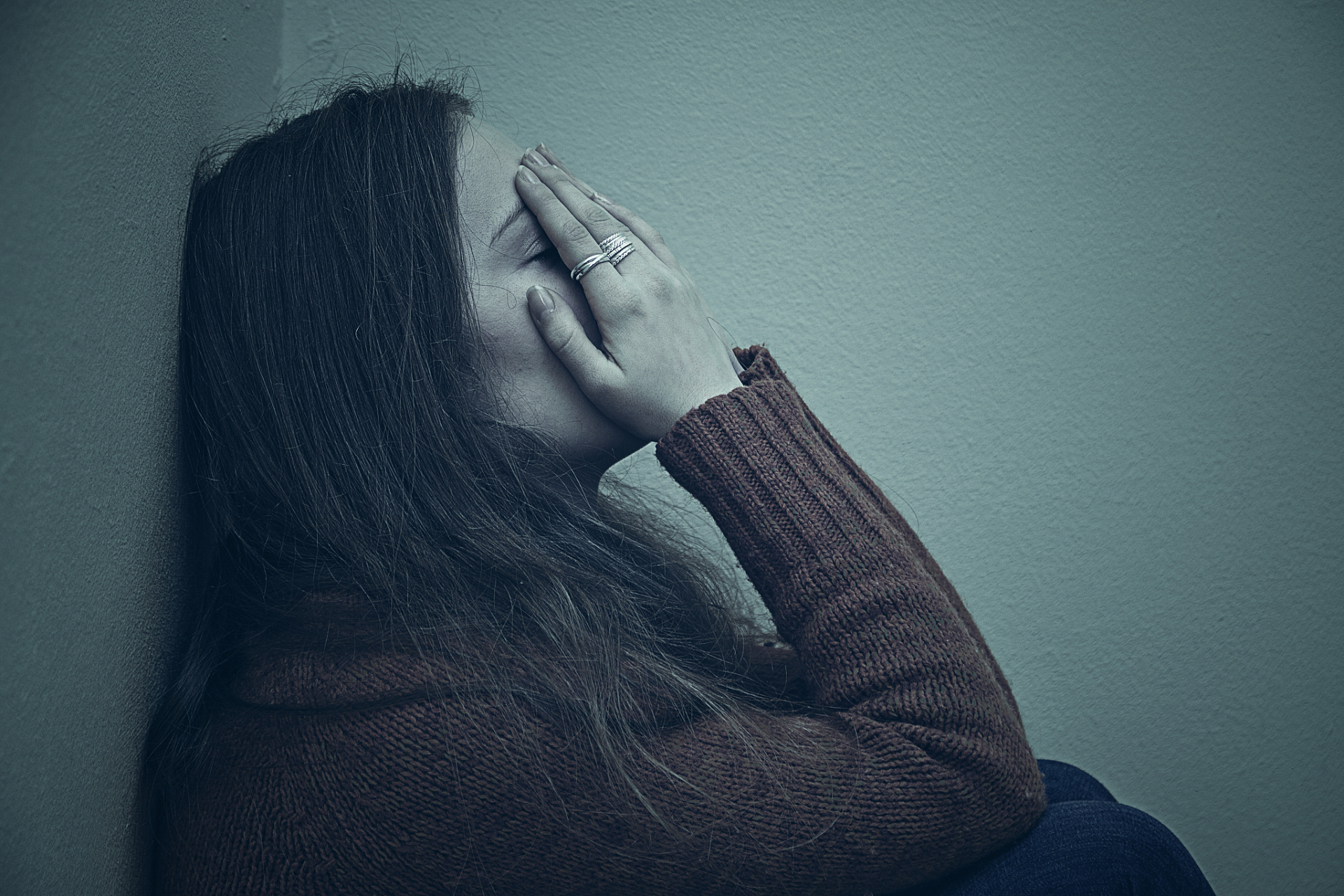 消极念头与抑郁情绪的关联  消极念头和抑郁情绪啊,就像是孪生兄弟