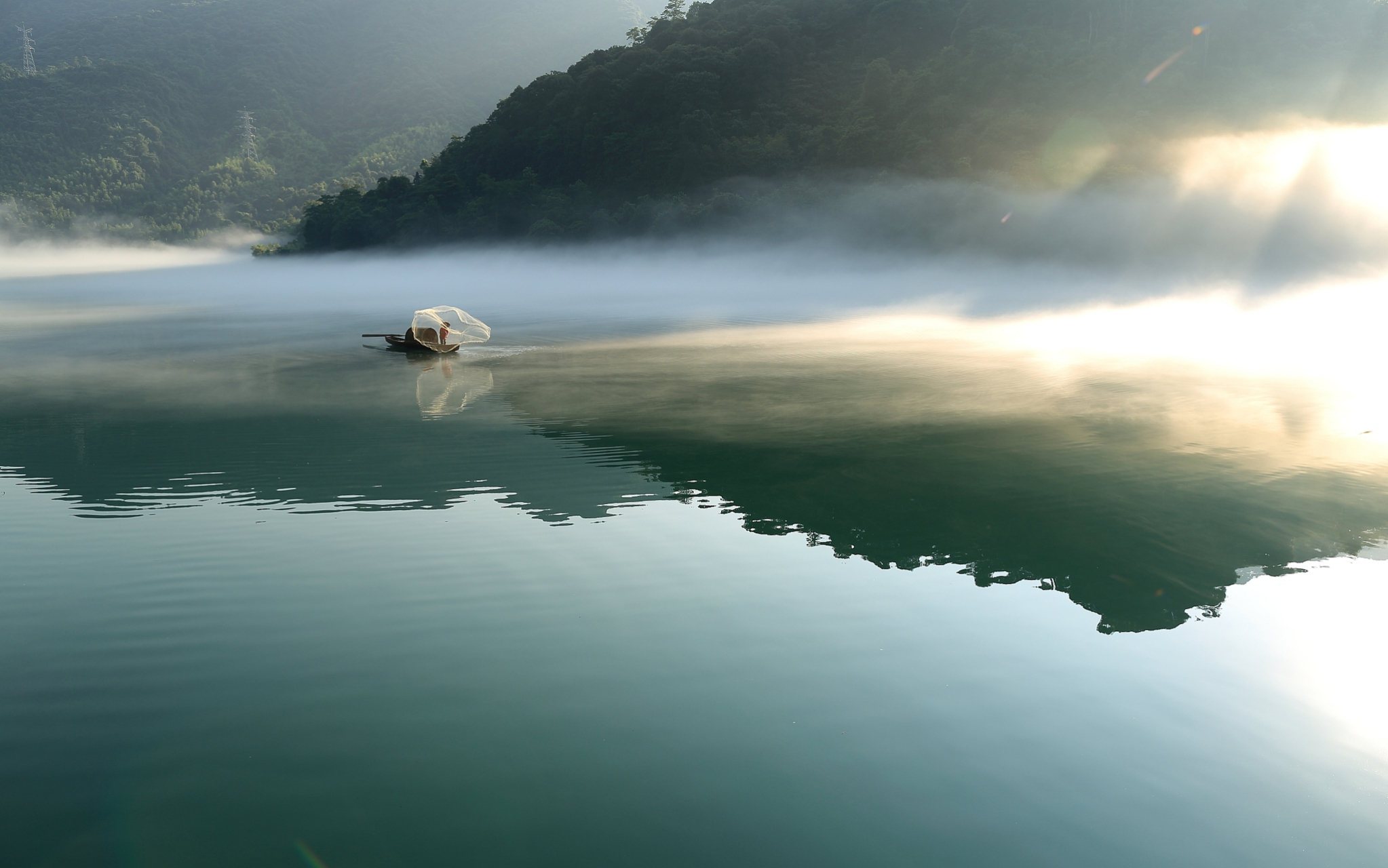 东江湖位于湖南郴州,被南岭与罗霄山脉环抱.自驾游的天堂!