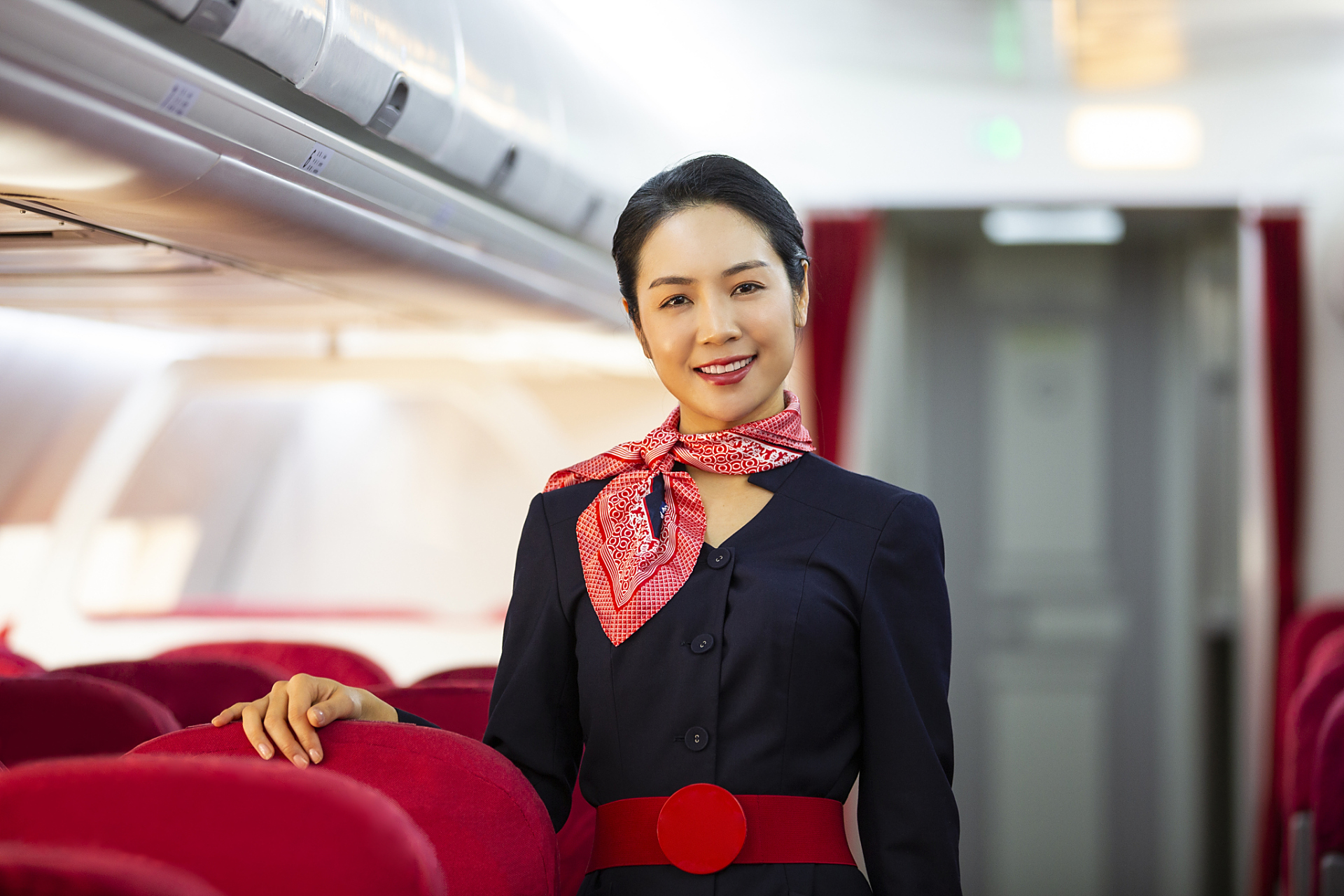 女作家乘火车两次被乘务员提醒管好小孩,认为自己被