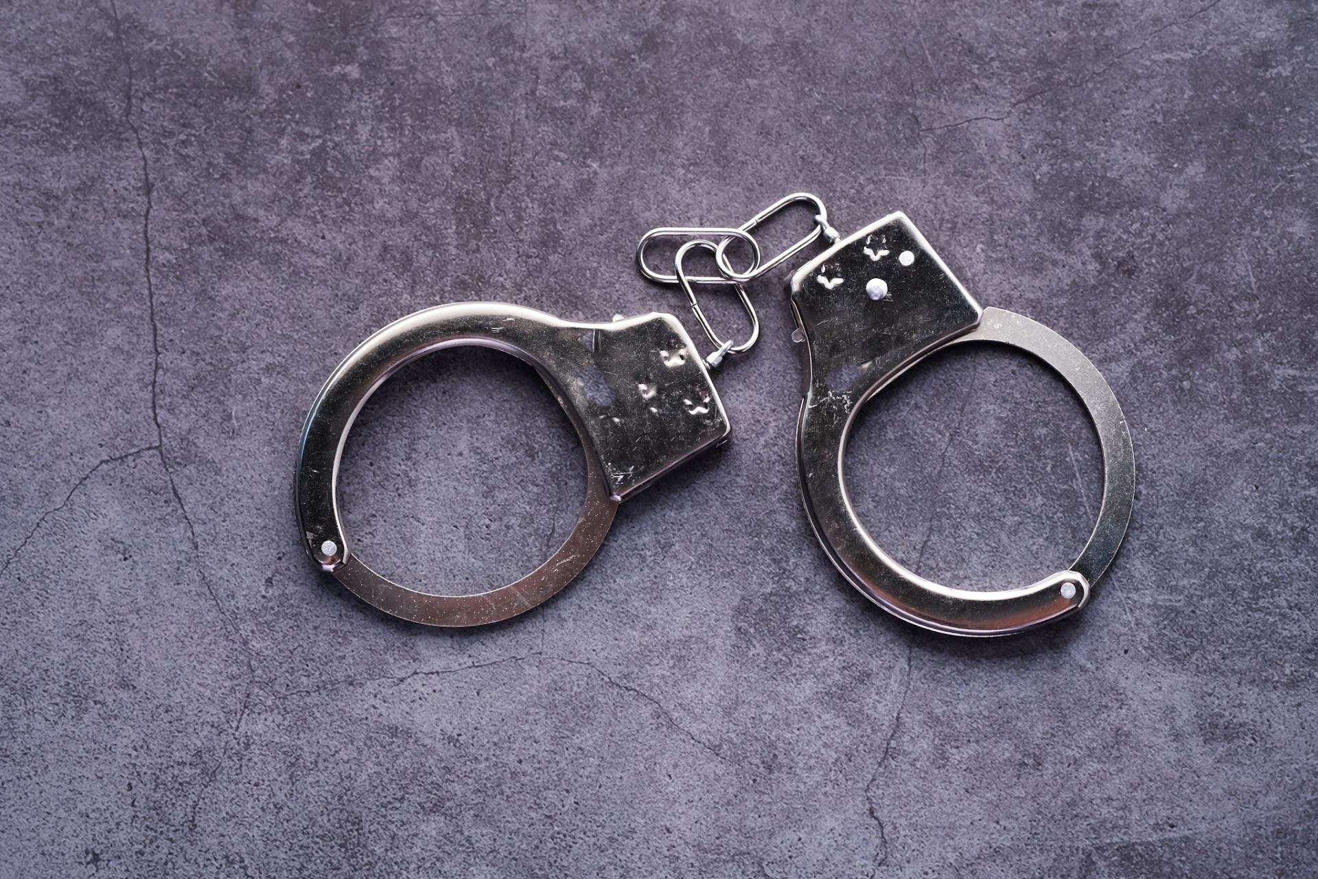 民警在嫌犯女儿面前藏起手铐,民警去抓捕嫌疑犯的时候,正值这位嫌犯送