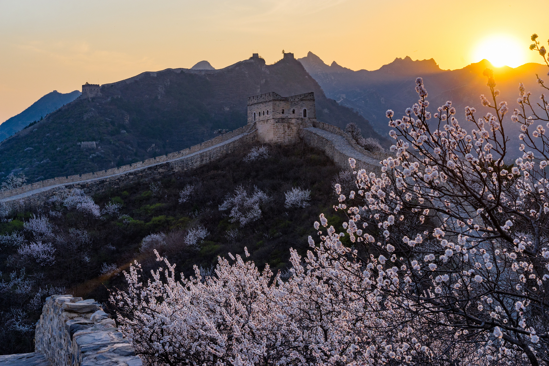 八达岭长城是国家风景名胜区,清明前后天气宜人,是徒步穿越古长城