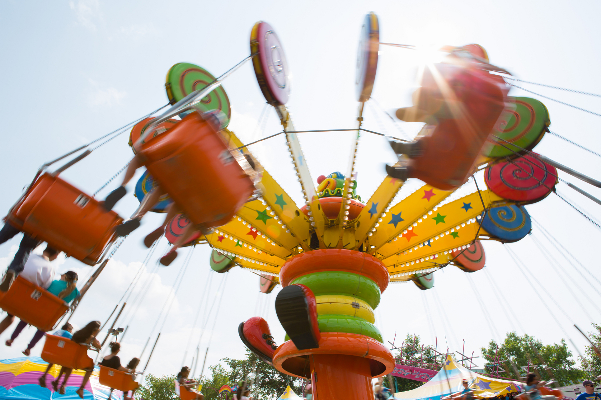 福建三明市一游乐场内,一名女演员在进行高空表演走钢丝时发生了意外.
